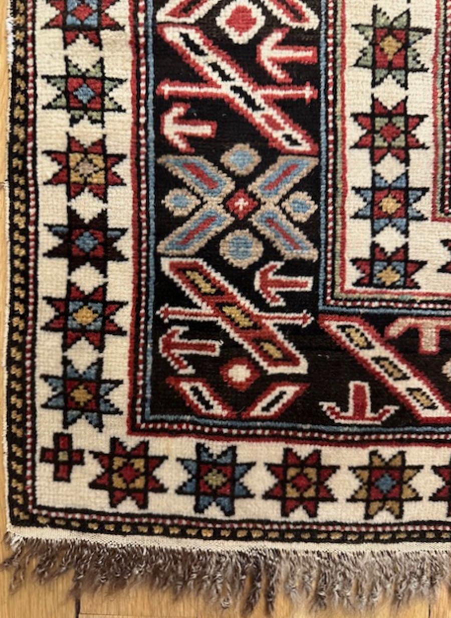 Tappeto Chi Chi proveniente dal distretto di Kuba, Caucaso orientale, costa occidentale del Mar Caspio

Età: circa 1890

Dimensioni: 5′.11″x3′.10″ (180×117 cm)

Questo tappeto caucasico orientale estremamente colorato presenta i caratteristici