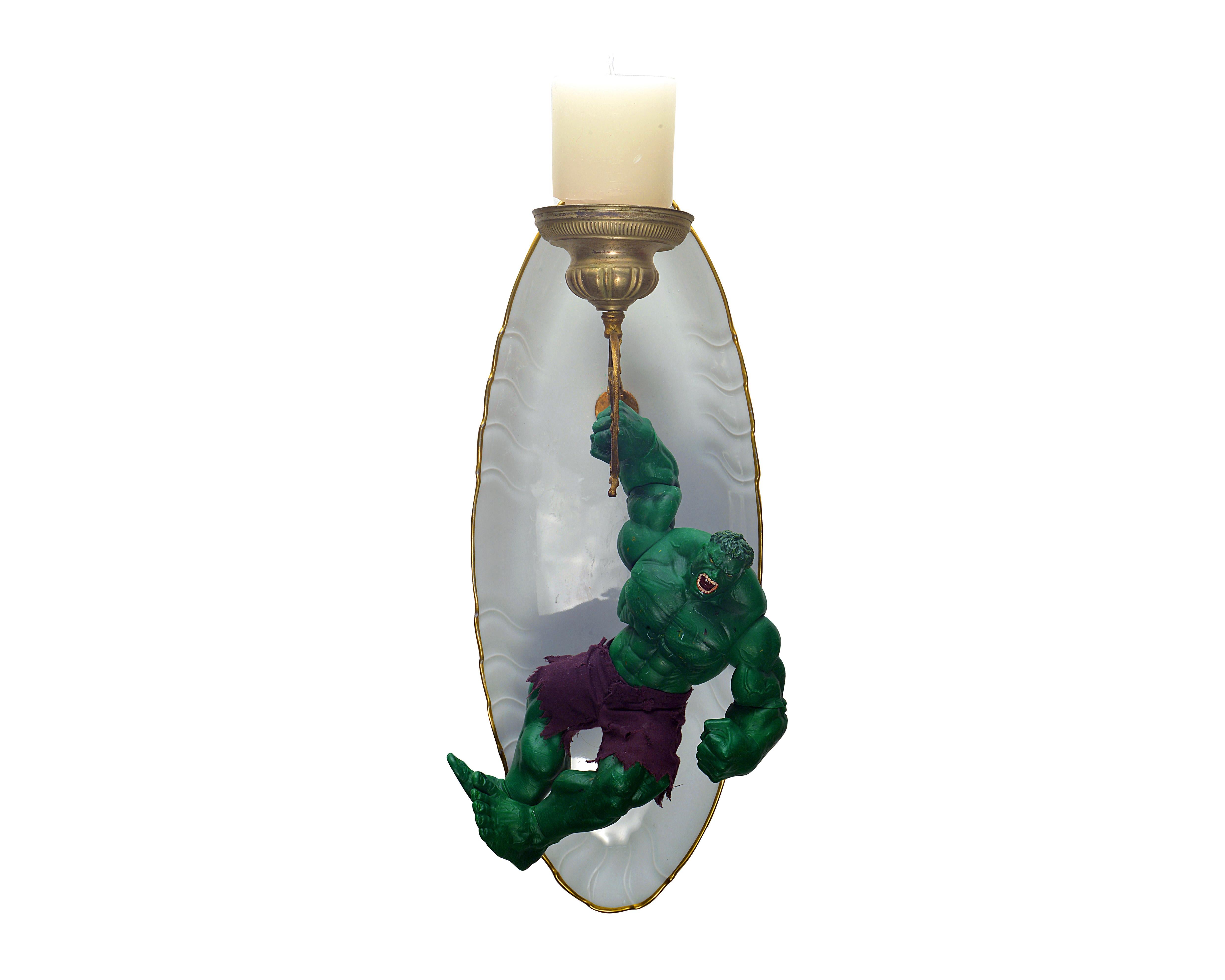 Wall candelabra.
Composition performed with:
Oval dish with gold border.
Manufacture: 1792 Schlaggenwald Czechoslovakia.
Metal candle holder arm, plastic toy.
Hanging system via metal ring and fabric.
When I was a little girl, I liked Barbies,