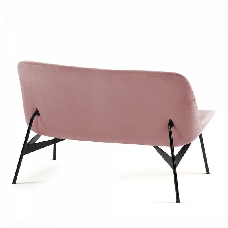 Chiado bench is a tribute to comfort and discreet elegance. With a comfy seat and sleek structure, the combination between these two element’s finishing’s, makes this a chameleon-like piece. Chiado makes a strong impression with its soft velvet