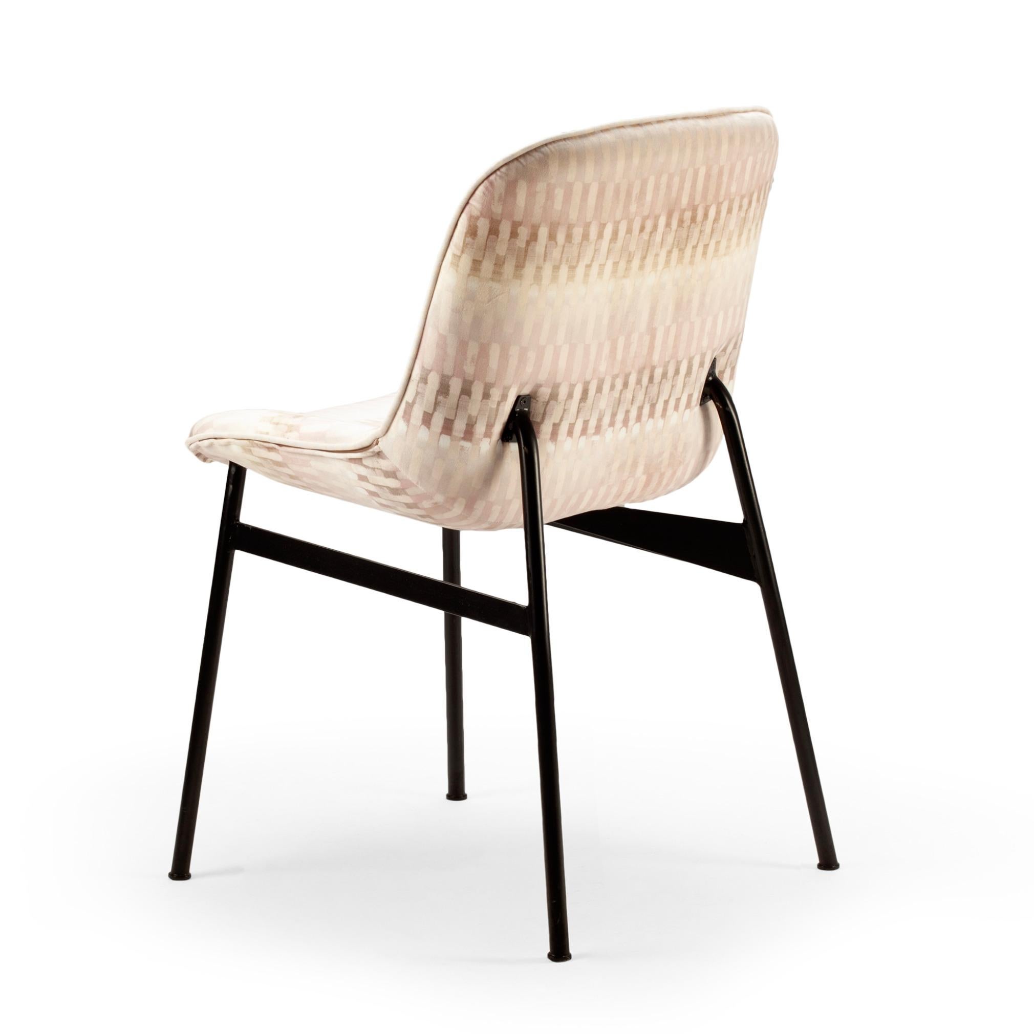 Chiado chair is a tribute to comfort and discreet elegance. With a comfy seat and sleek structure, the combination between these two element’s finishing’s, makes this a chameleon-like piece. Chiado makes a strong impression with its soft velvet