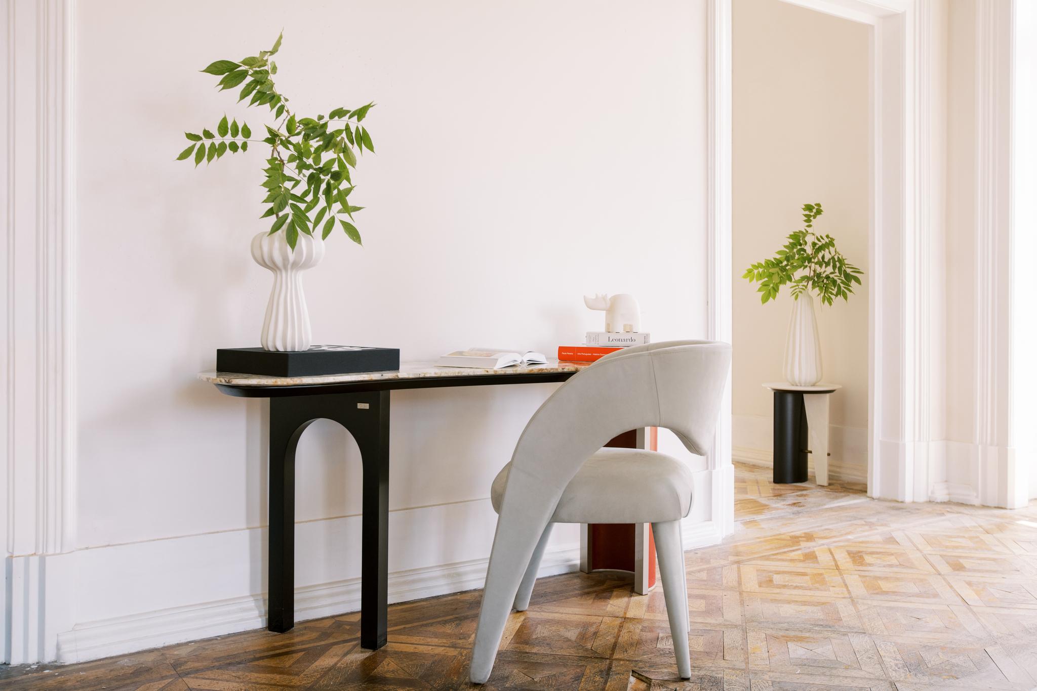 Fait main Table console moderne Chiado, cuir rouge, pierre, fabriquée à la main au Portugal par Greenapple en vente