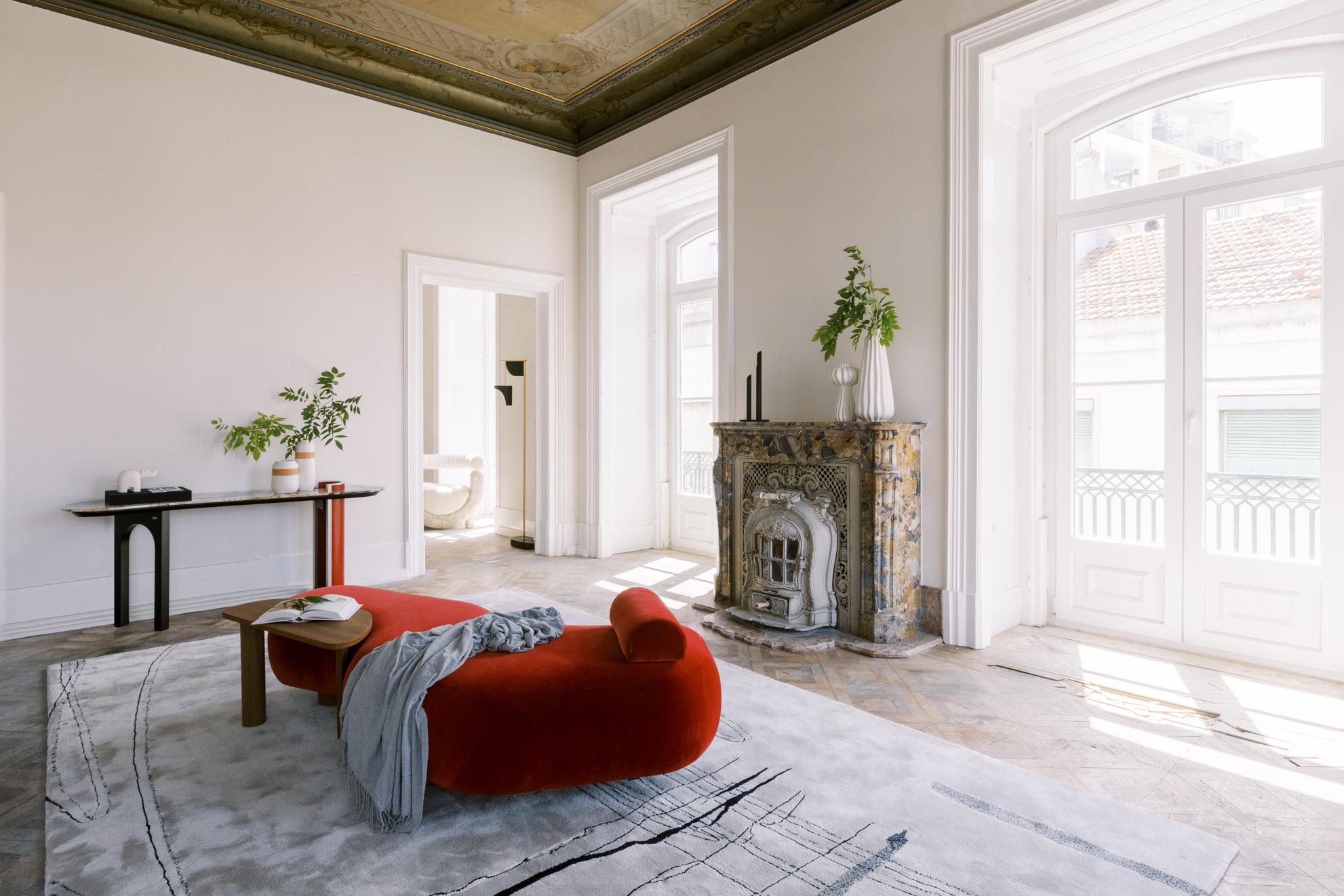 Portugais Table console moderne Chiado, cuir rouge, pierre, fabriquée à la main au Portugal par Greenapple en vente