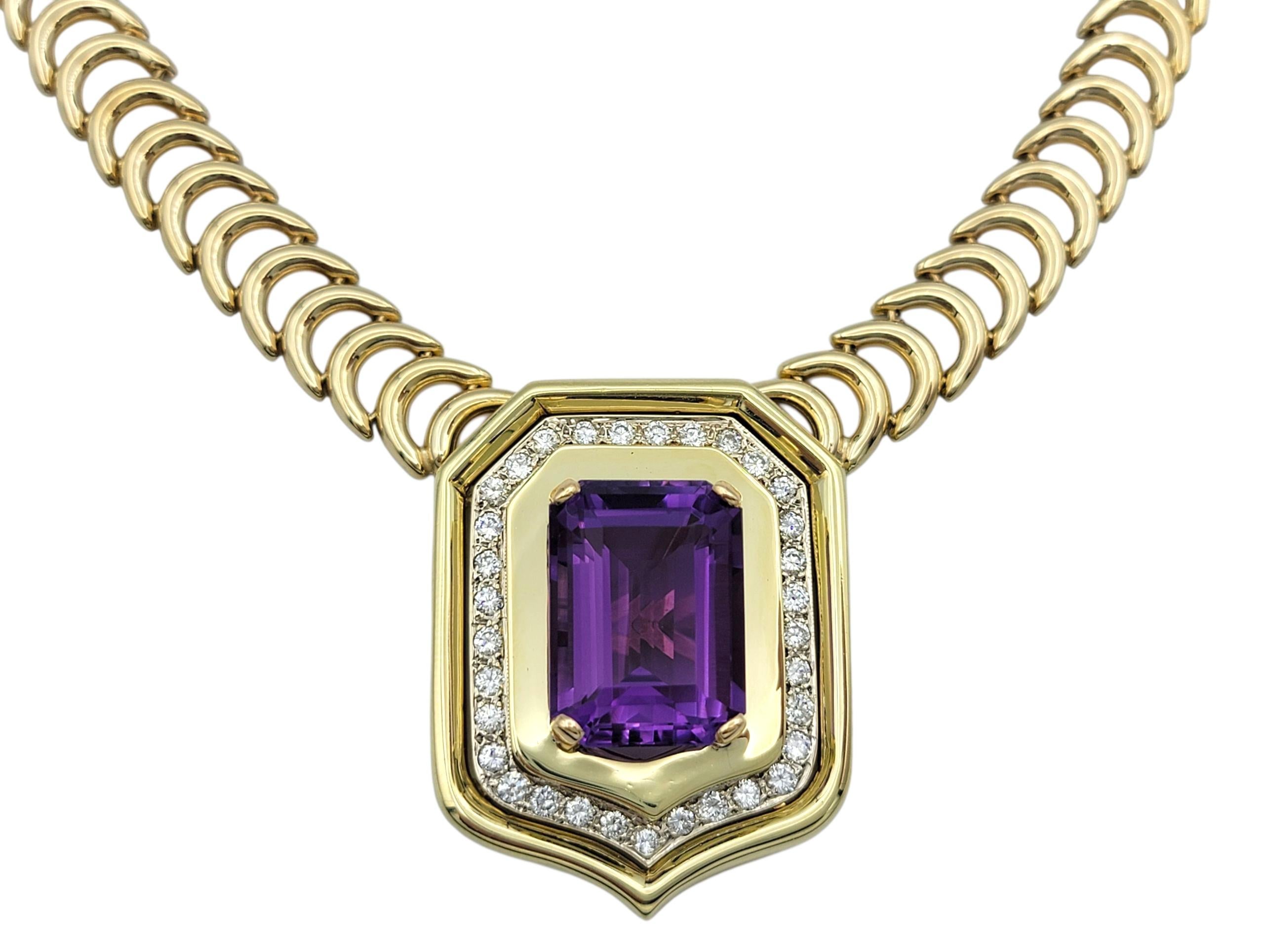 D'une conception à la fois audacieuse et raffinée, ce collier en améthyste et diamant de Chiampesan est centré sur une étonnante améthyste violette de 12,12 carats, taillée en émeraude. Sertie dans un riche or jaune 14 carats, l'améthyste rayonne