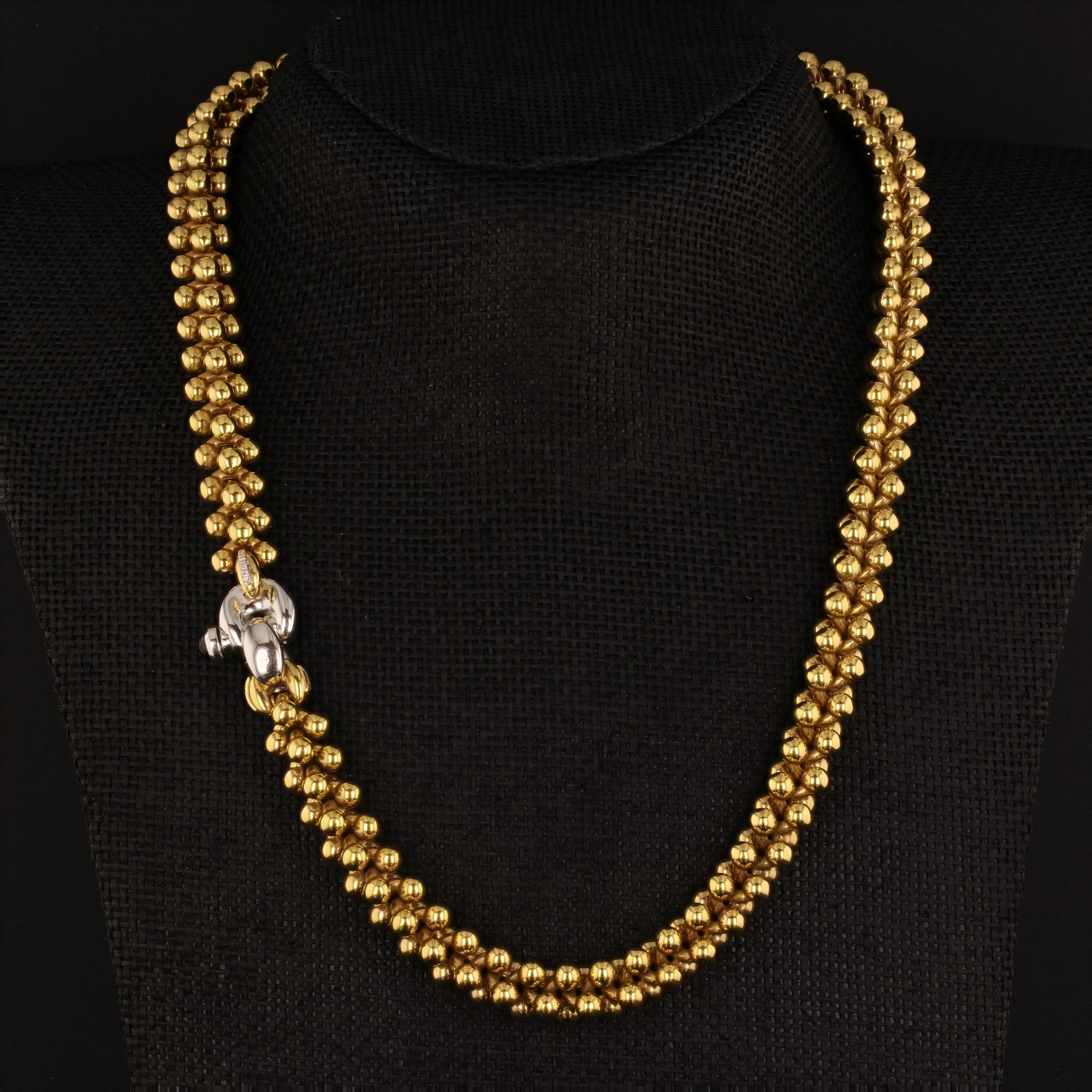 Questa collana di perle massicce in oro giallo 18 carati è di produzione italiana e firmata da Chiampesan, offerta da Alex & Co. Questa collana unica è progettata con maglie di perline intrecciate e presenta una chiusura in oro bianco 18 carati con