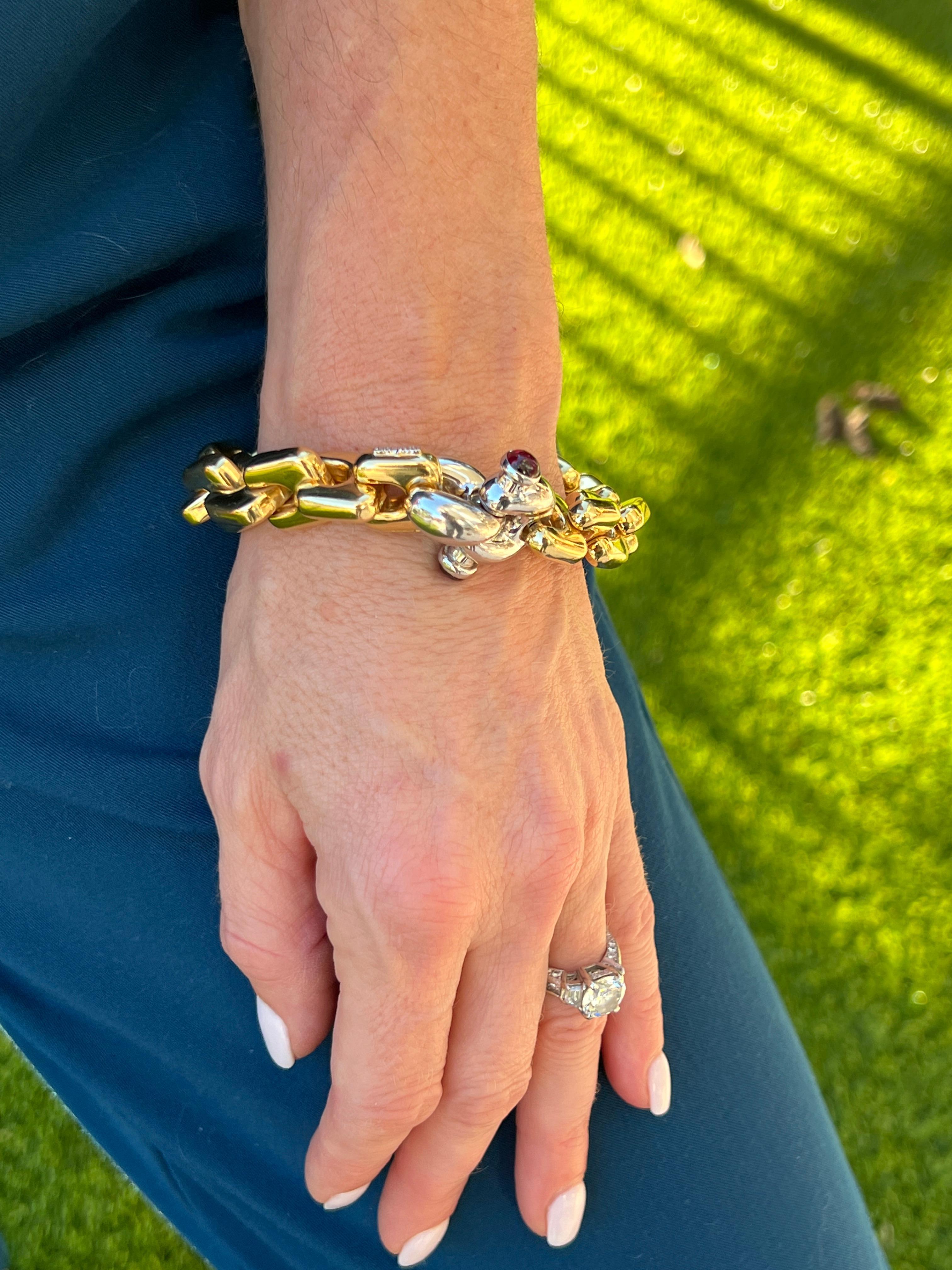 Chiampesan Pulsera italiana de eslabones gruesos de oro amarillo de 18 quilates con cierre de rubí cabujón en Excelente Estado en Boca Raton, FL