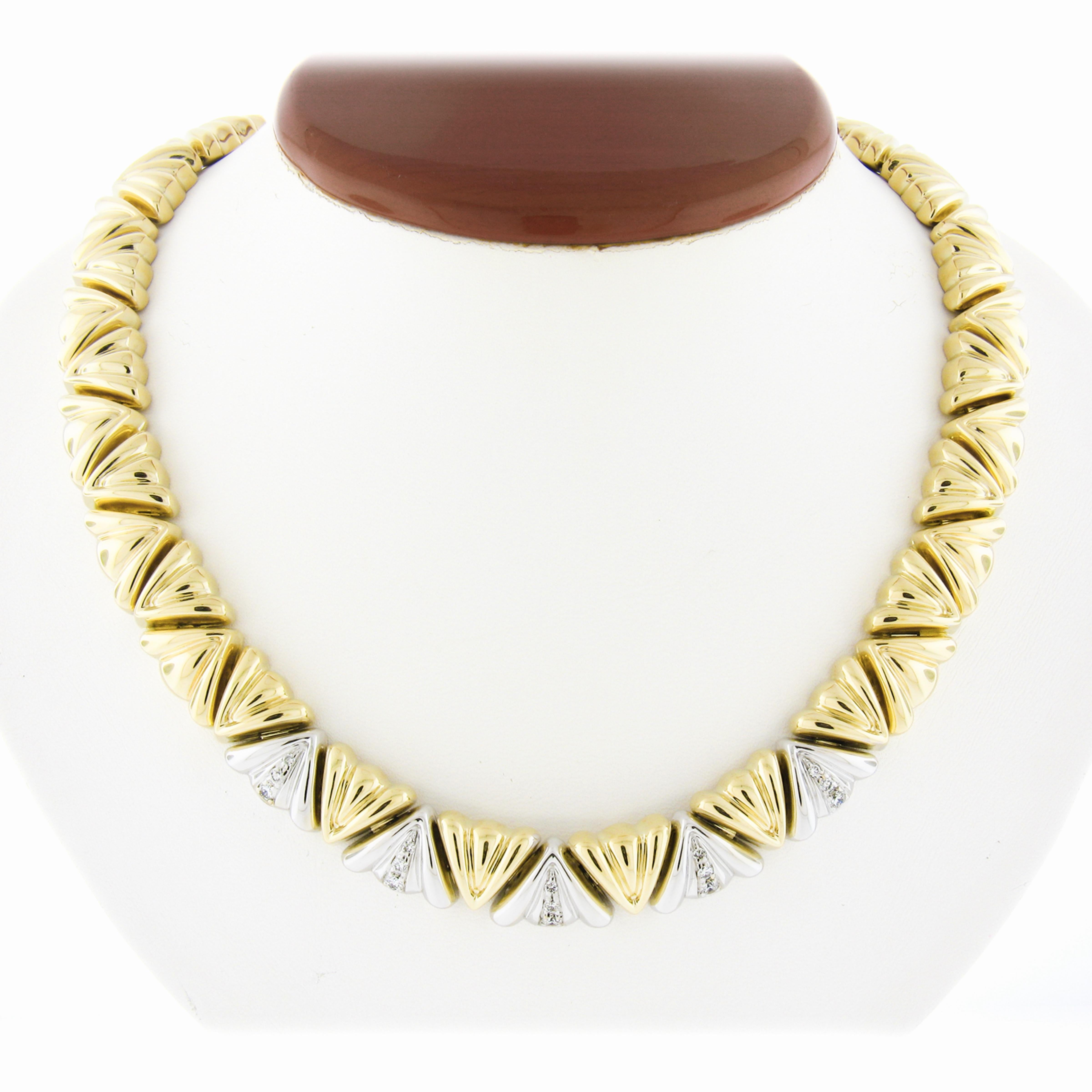 Voici un collier de très bonne facture, conçu par Chiampesan et fabriqué en Italie en or jaune 18 carats, orné de cinq maillons en or blanc 18 carats sur le devant du modèle. Le collier présente un design fantaisiste et unique avec des maillons