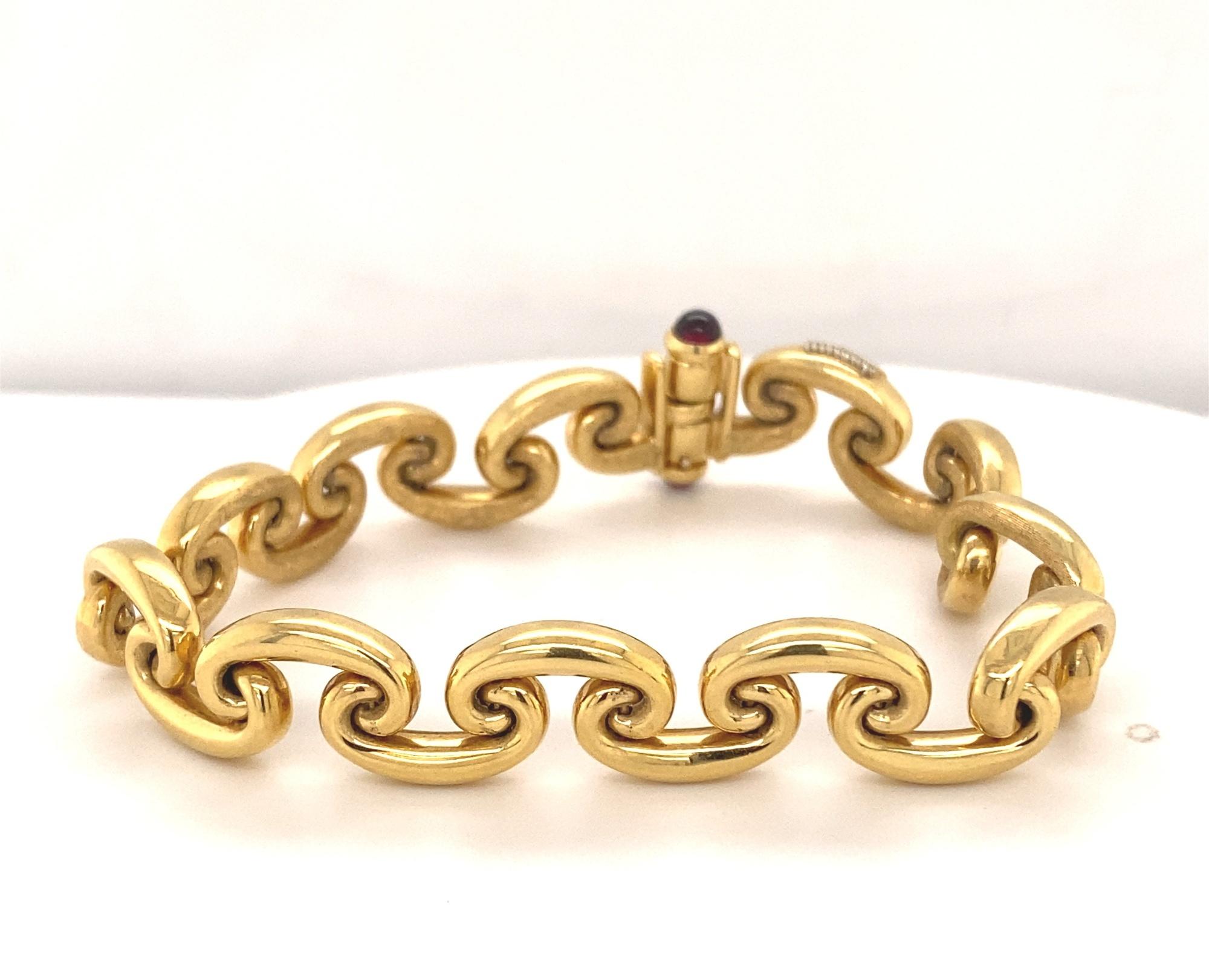 Dies ist eine schöne Vintage-Designer italienischen Armband von Chiampesan. Das Armband hat ausgefallene Glieder mit geätztem Gold auf der einen und poliertem auf der anderen Seite. Der Verschluss ist mit zwei Cabochon-Rubinen besetzt und schließt
