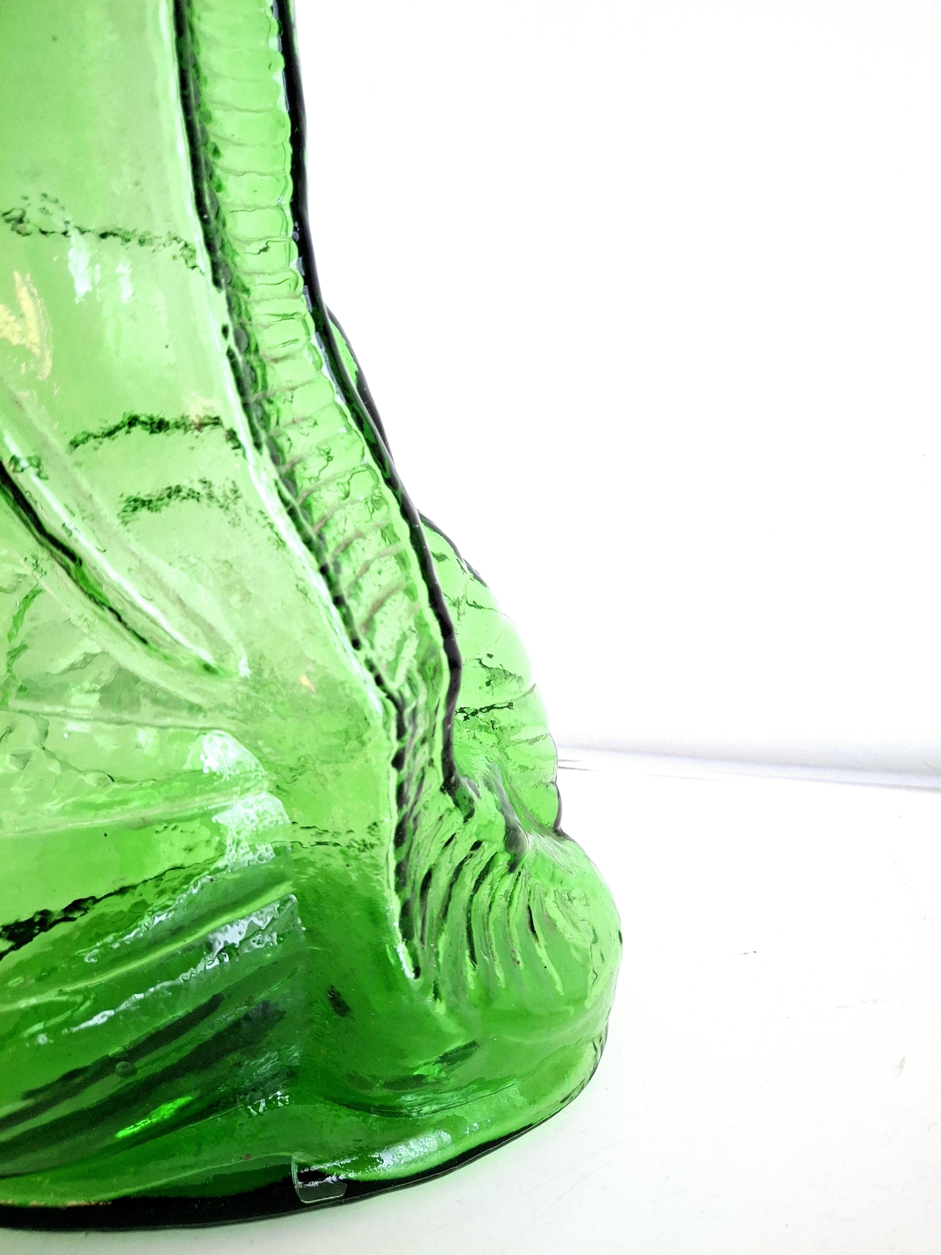 Eine einzigartige Chianti-Flasche in Form einer Schnecke ist erhältlich. Mit einer beeindruckenden Höhe von 83 cm ist sie aus leuchtend grünem Glas und befindet sich in einem ausgezeichneten Vintage-Zustand.

Mit ihrem skulpturalen Design kann sie