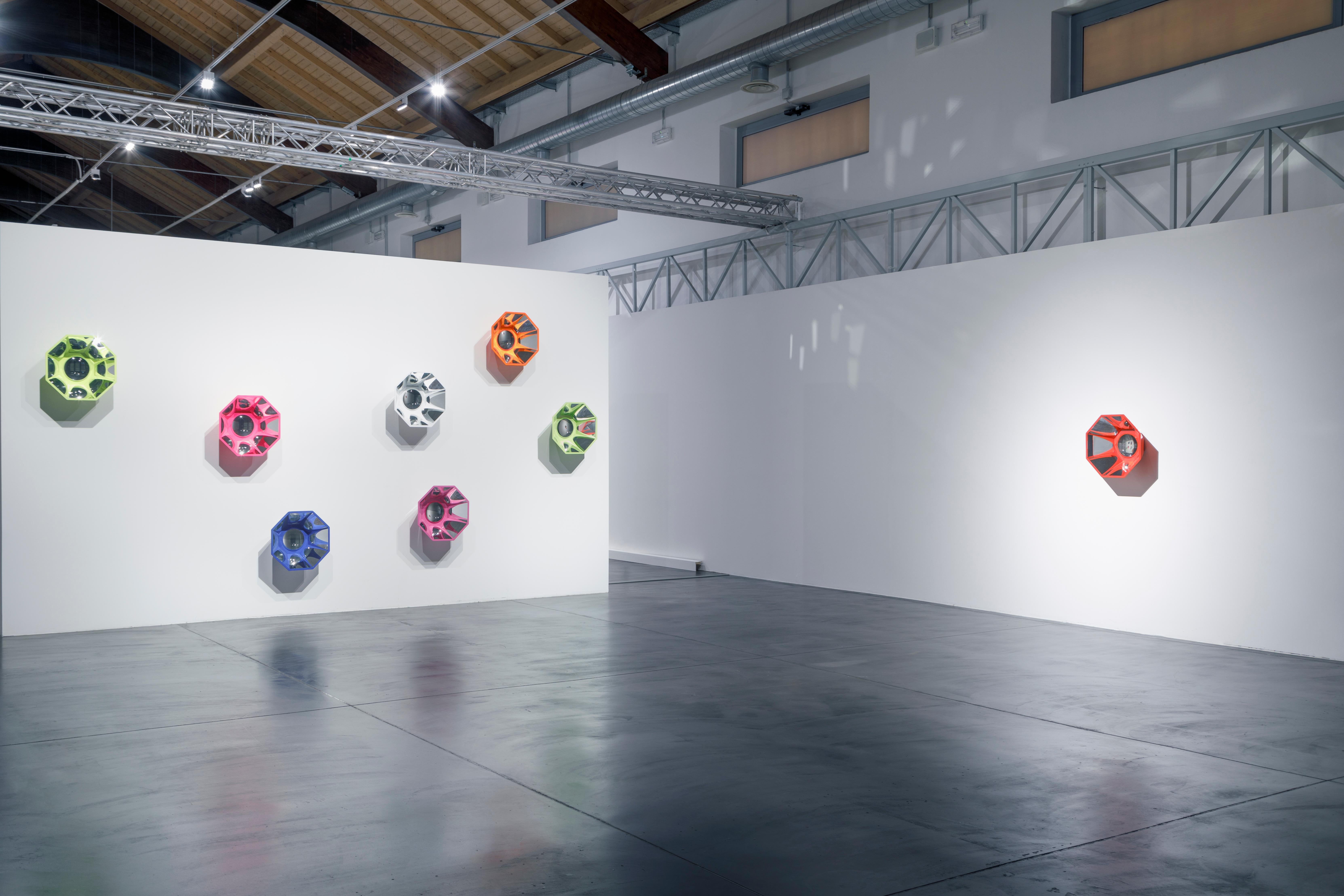 Chiara Dynys returns to deceive the viewer through optical devices capable of fragmenting, altering and disorienting the perception of vision. Kaleidos (2020) is a series of sculptures of different colors, kaleidoscopic in shape and composed of