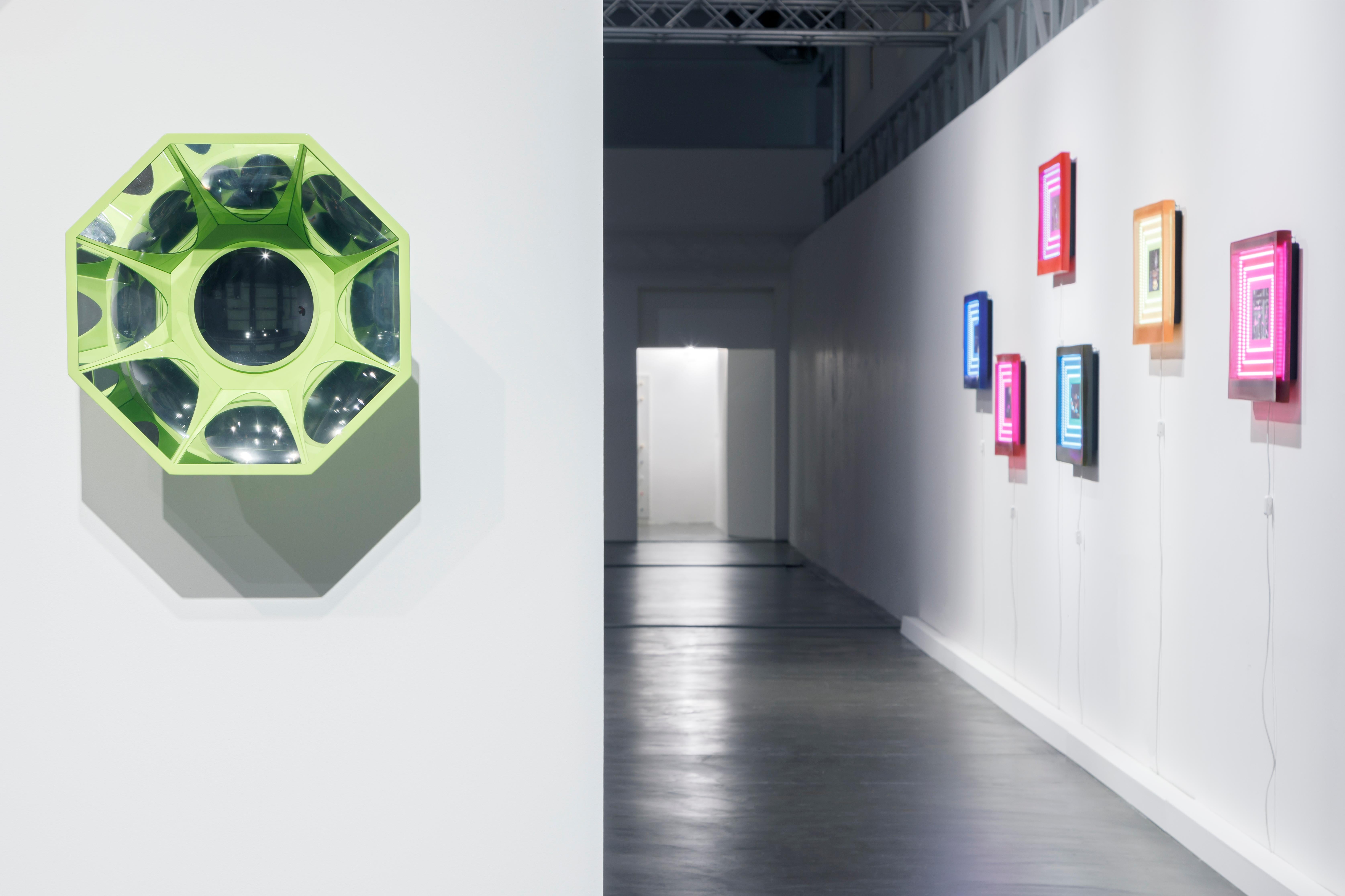 Chiara Dynys, Kaleidos, 2020, sculpture, mirror, green - Contemporary Sculpture by Chiara Dynys 