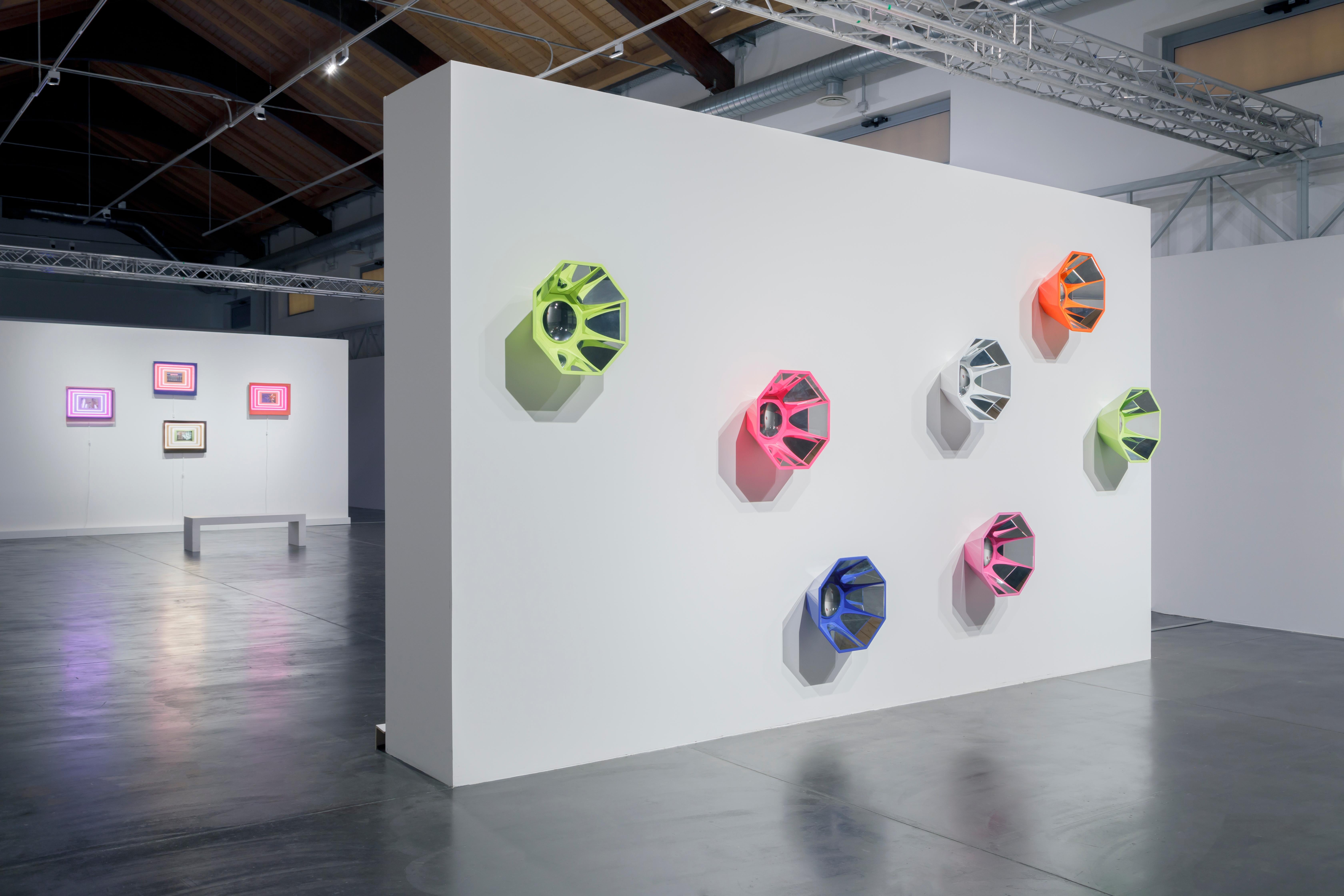 Chiara Dynys returns to deceive the viewer through optical devices capable of fragmenting, altering and disorienting the perception of vision. Kaleidos (2020) is a series of sculptures of different colors, kaleidoscopic in shape and composed of