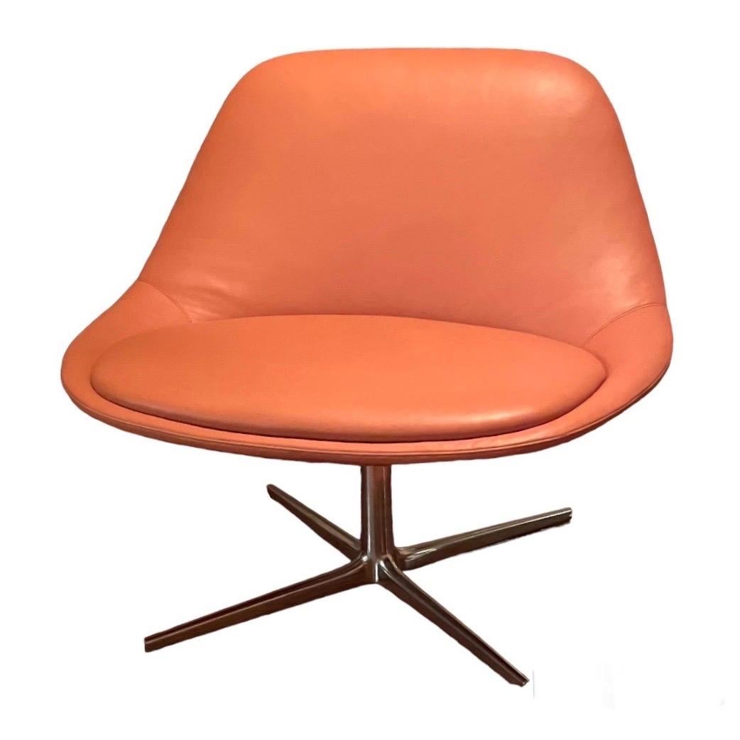 Il s'agit d'une chaise longue 'Chiara', modèle 4755, initialement conçue par Noé Duchaufour-Lawrance pour Bernhardt Design en 2013. Cet exemple particulier date d'environ 2018. 

La chaise est dotée d'une assise et d'un dossier rembourrés