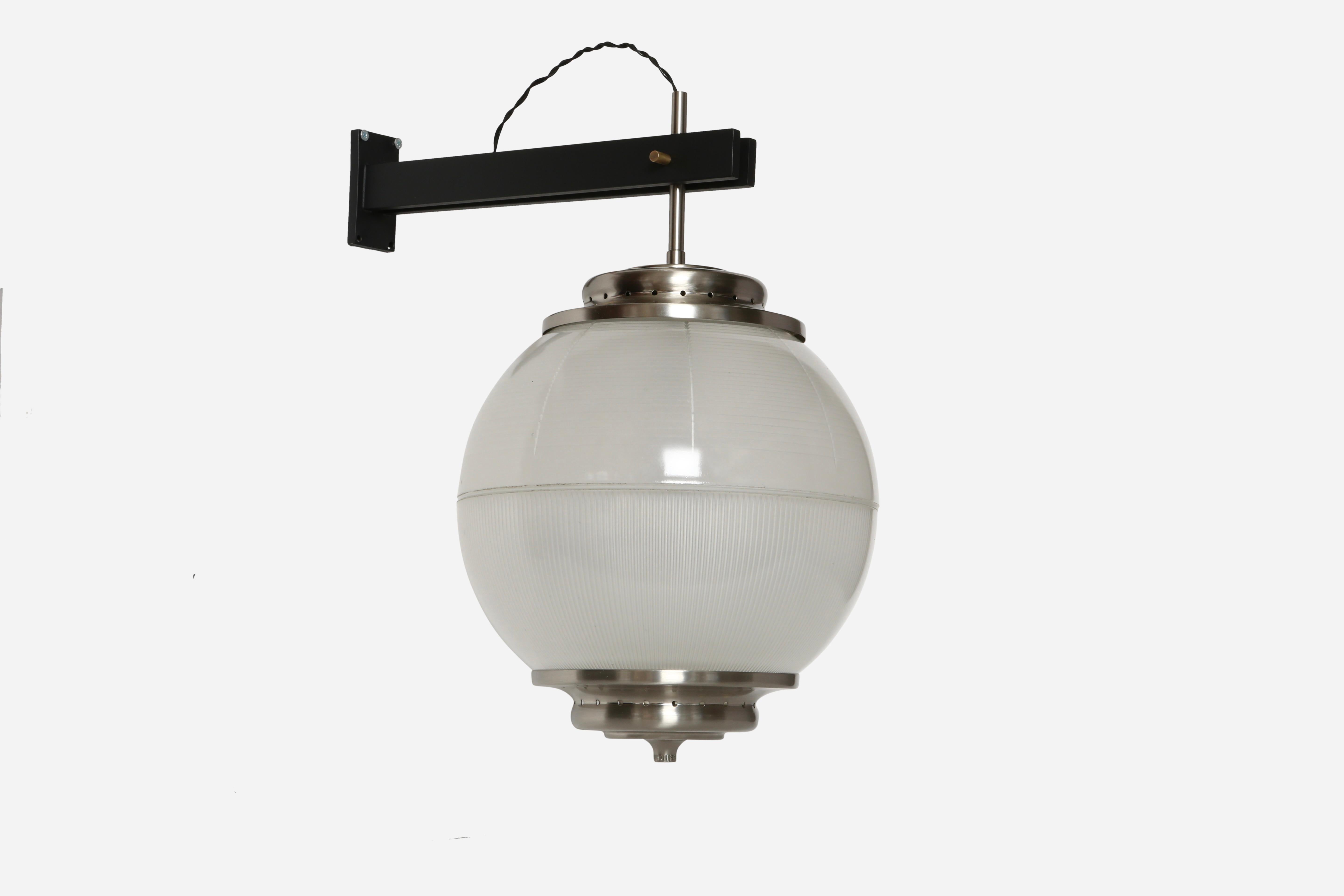 Appliques murales de Chiaravallotti modèle A/567.
Conçu et fabriqué en Italie, années 1950.
Verre Holophane, laiton nickelé, métal émaillé.
Prenez 3 ampoules candélabres chacune.
Entièrement restauré.
Câblage américain gratuit avec des plaques