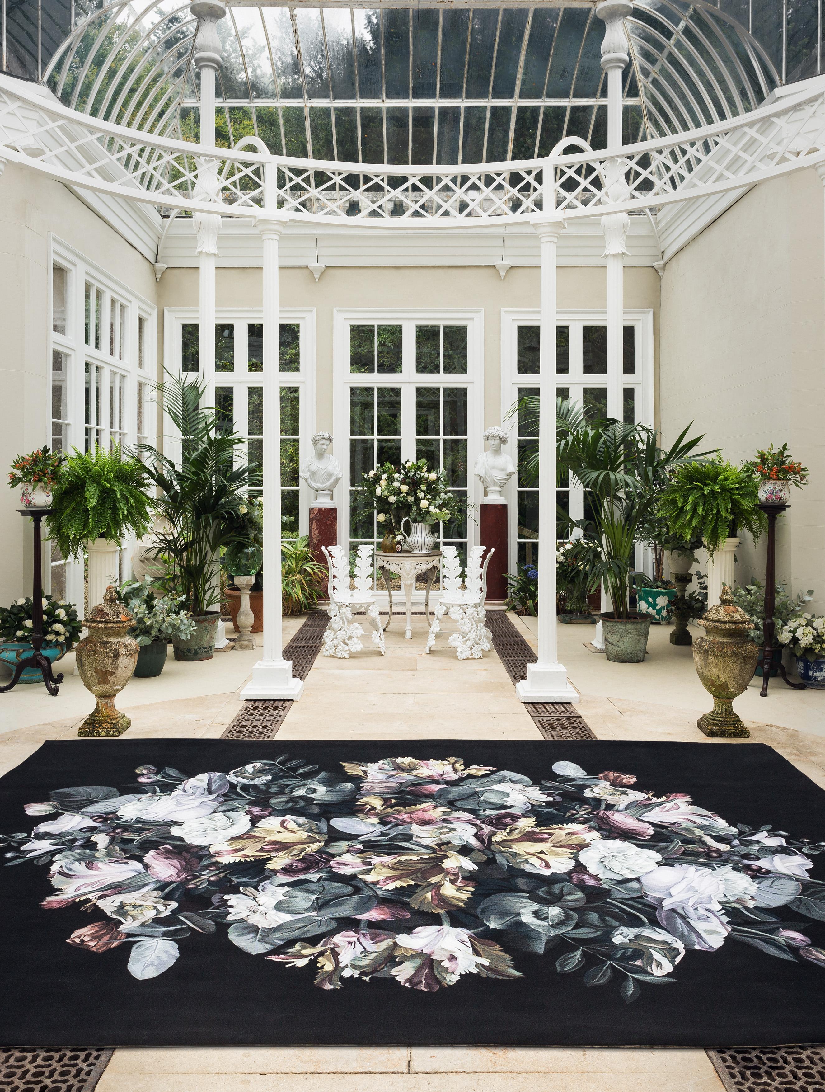 Die jenseitige und doch zeitlose Vision von Alexander McQueen wurde in diesem dramatischen Blumendesign eingefangen, das in sorgfältiger Aubusson-Tapisserie umgesetzt wurde, um die feinen Details getreu darzustellen. Chiaroscuro bezeichnet das