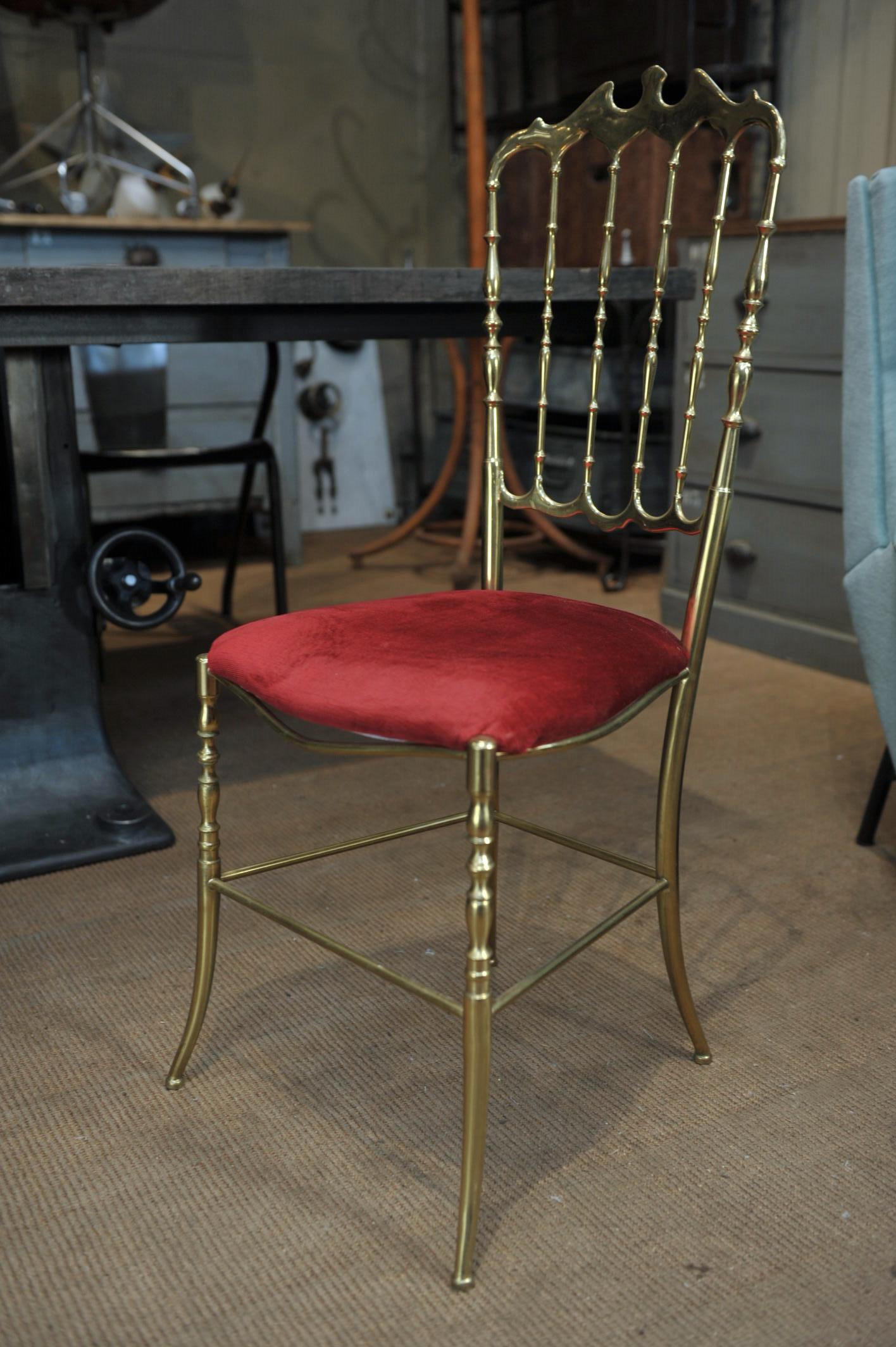 Chiavari chair made of brass, 1970.
Original red velvet fabric, manufactured in Italy. Very good condition.