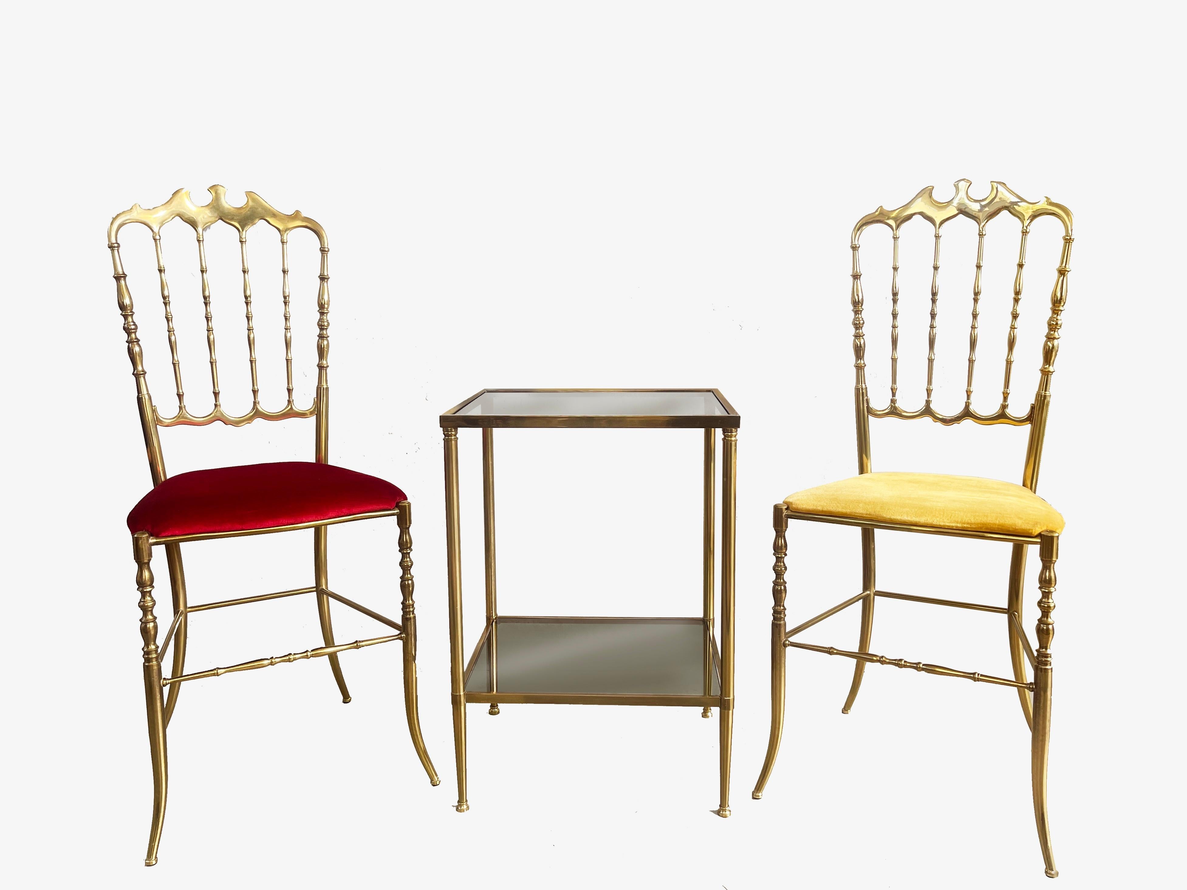 Italienischer Klassiker von Chiavari Esszimmerstuhl aus der Produktion 1955-1965.
Hier in dunkelrotem Samt und einfarbigem Ottone.