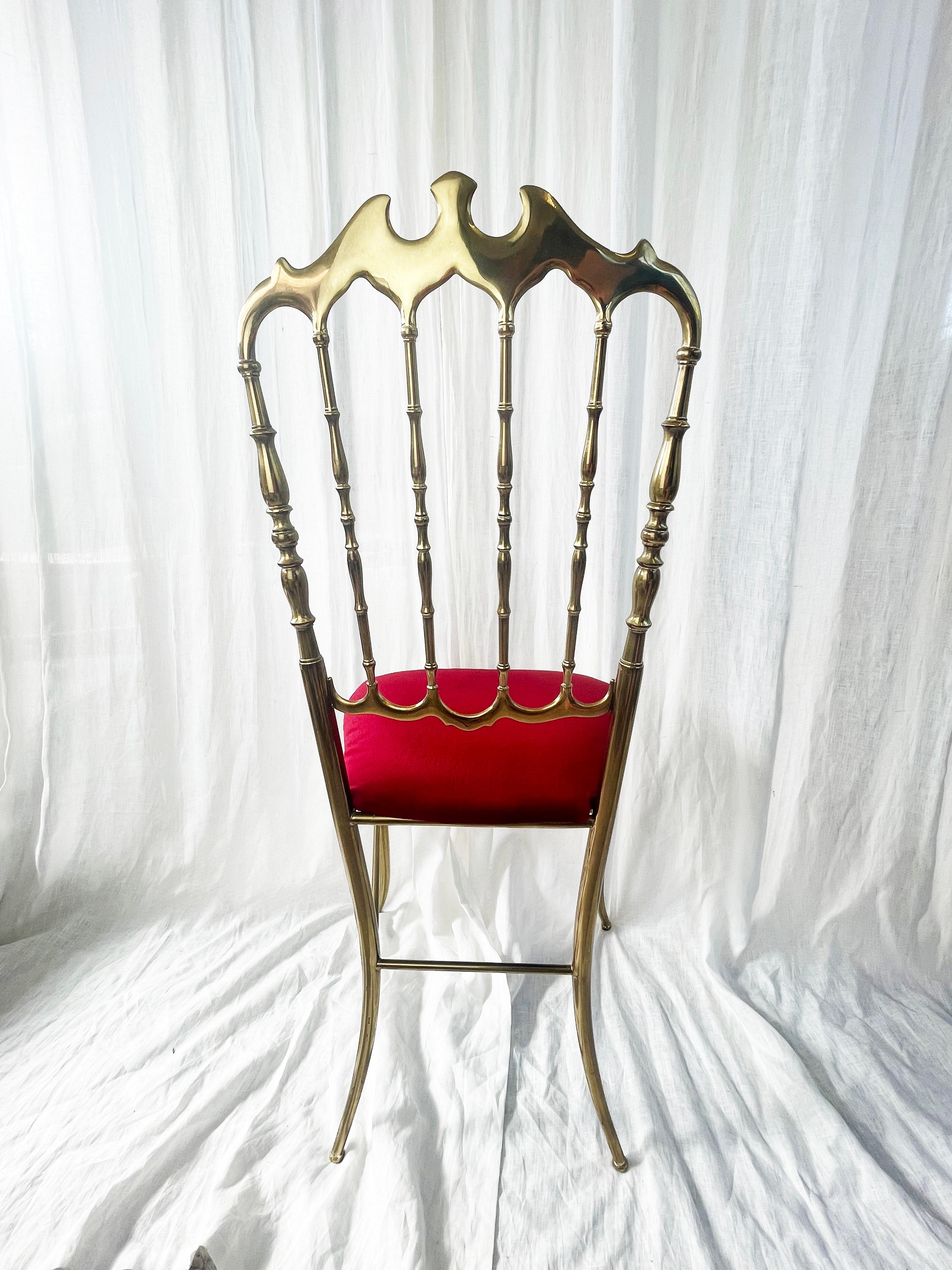 Chiavari Ottomane-Esszimmerstuhl aus Messing und rotem Samt, Mitte des Jahrhunderts, Italien (Hollywood Regency) im Angebot