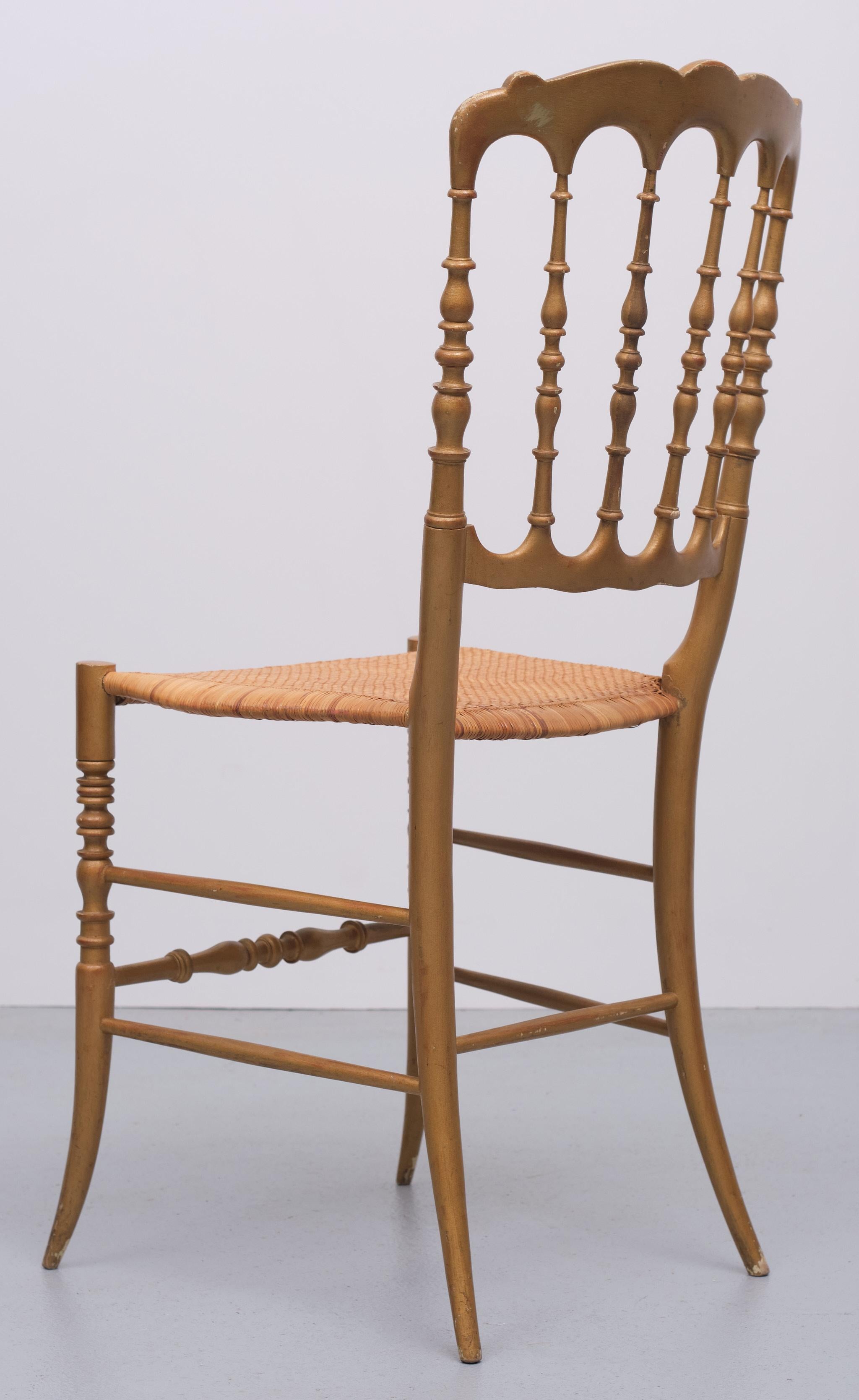 Sehr schöne elegante Chiavari Stuhl. kommt mit der Art nach Caned Sitz.
In einem Gold Farbe. alle original. sehr selten mit seiner ursprünglichen Garantie Etikett unter 
sehr guter Zustand.