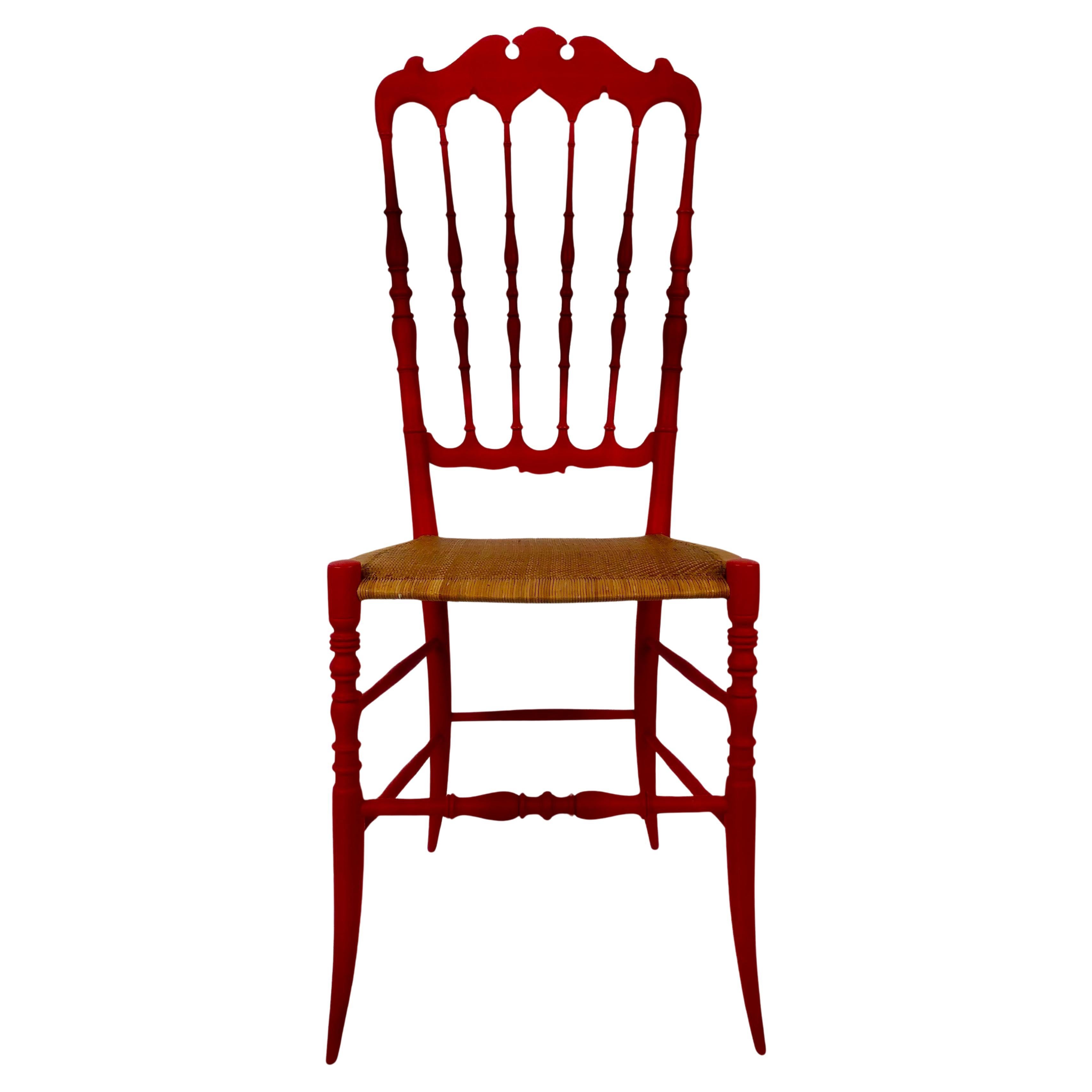 Une superbe chaise Chiavari vintage, modèle 137 a, des années 1950, peinte en rouge tomate mat.

Le rouge mat donne une nouvelle vie à une forme classique, ce qui confère à la chaise un aspect très contemporain.