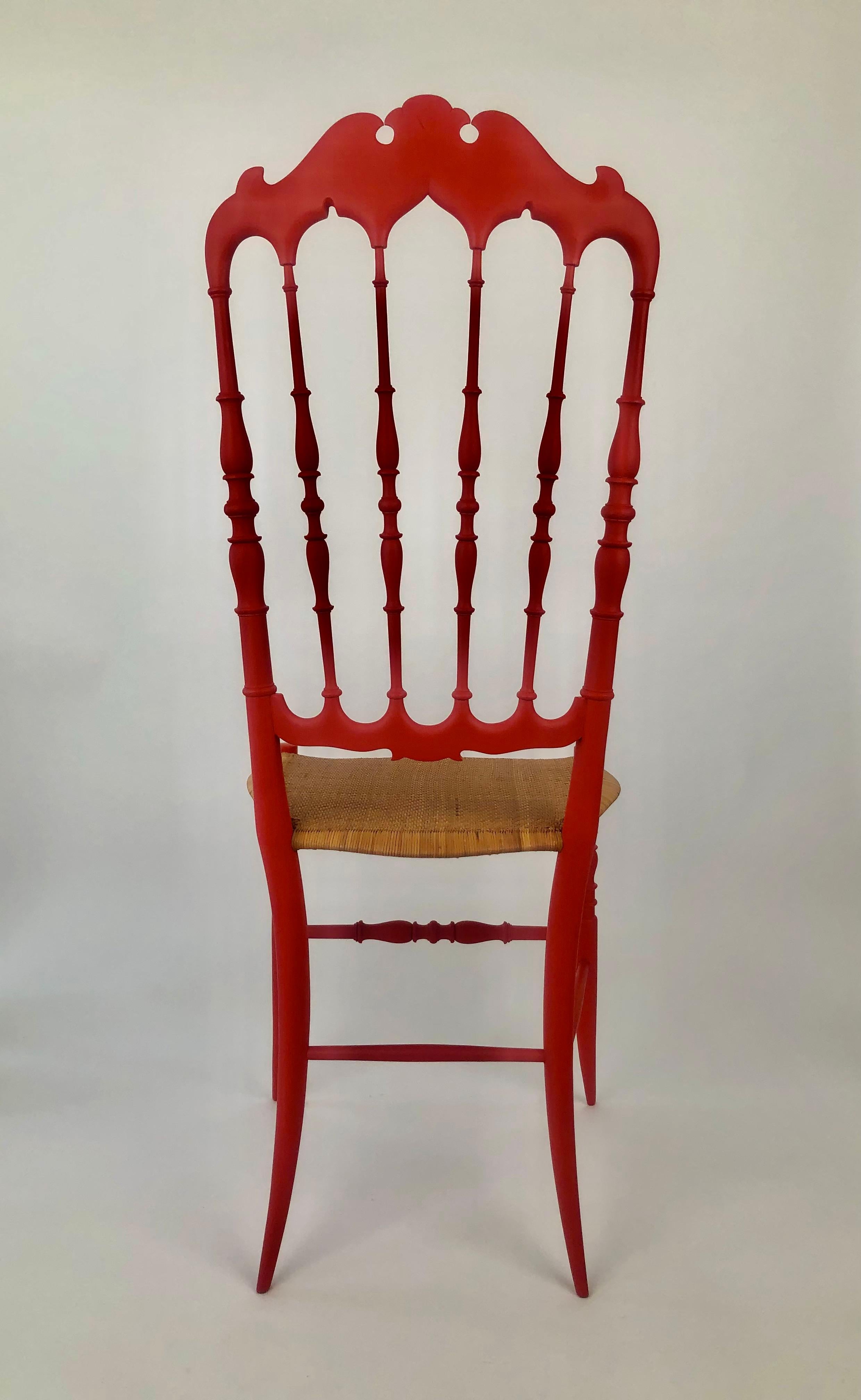 Peint Chaise Chiavari réalisée par Ditta Levaggi Rinaldo, peinte en rouge tomate mat, Italie en vente