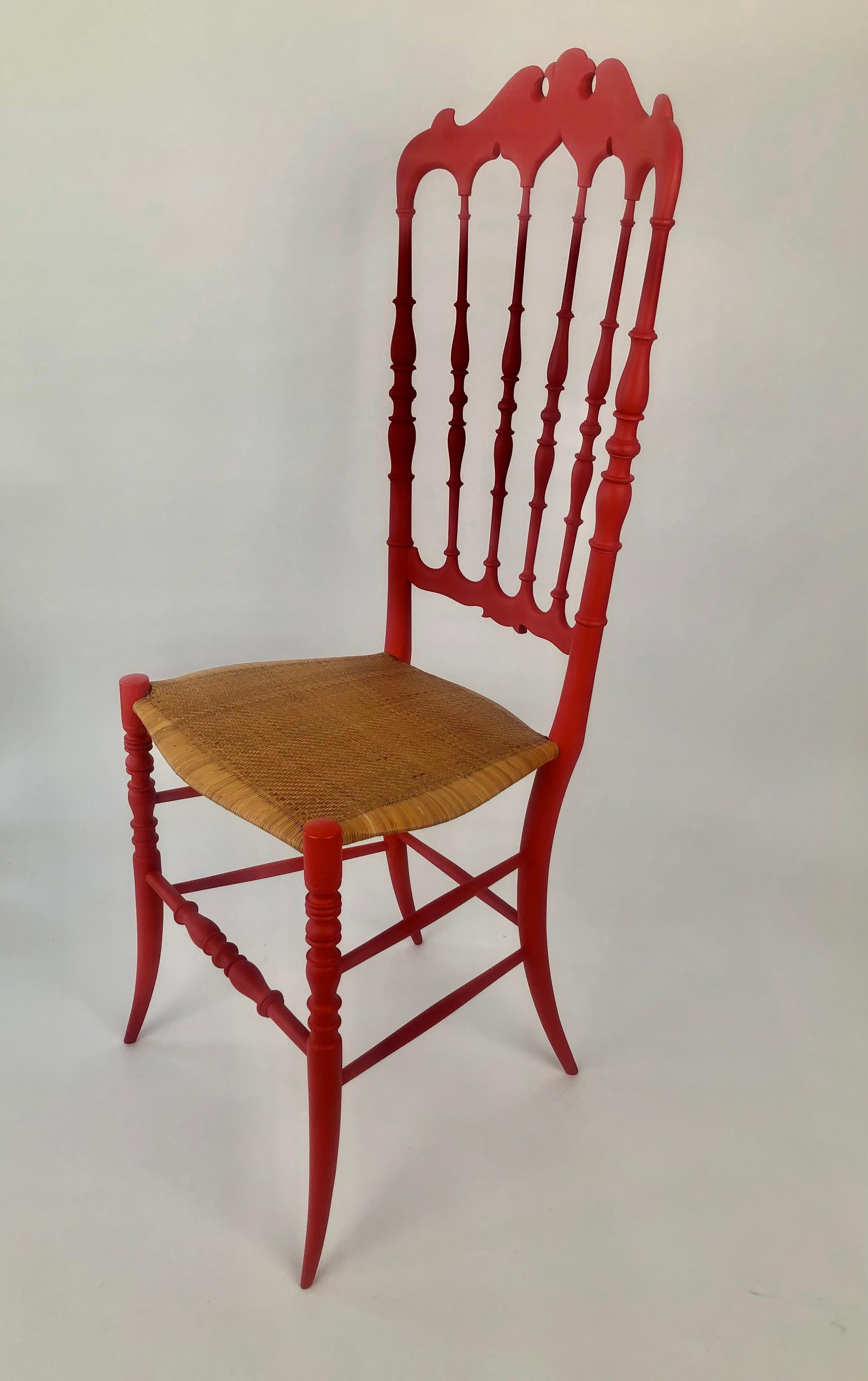 Bois Chaise Chiavari réalisée par Ditta Levaggi Rinaldo, peinte en rouge tomate mat, Italie en vente