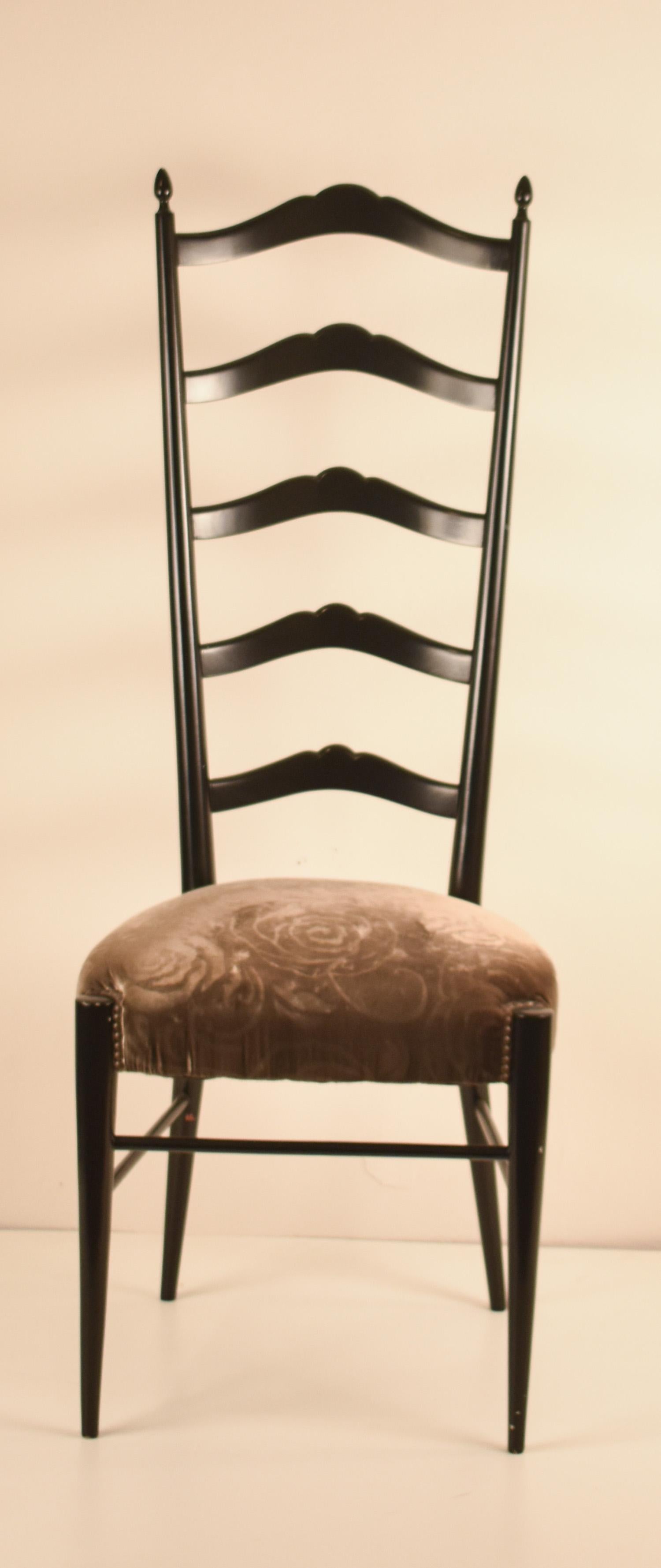 Stuhl mit hoher Rückenlehne, im Stil von Gio Ponti. Um 1950. Italien.
Neue Polstermöbel.