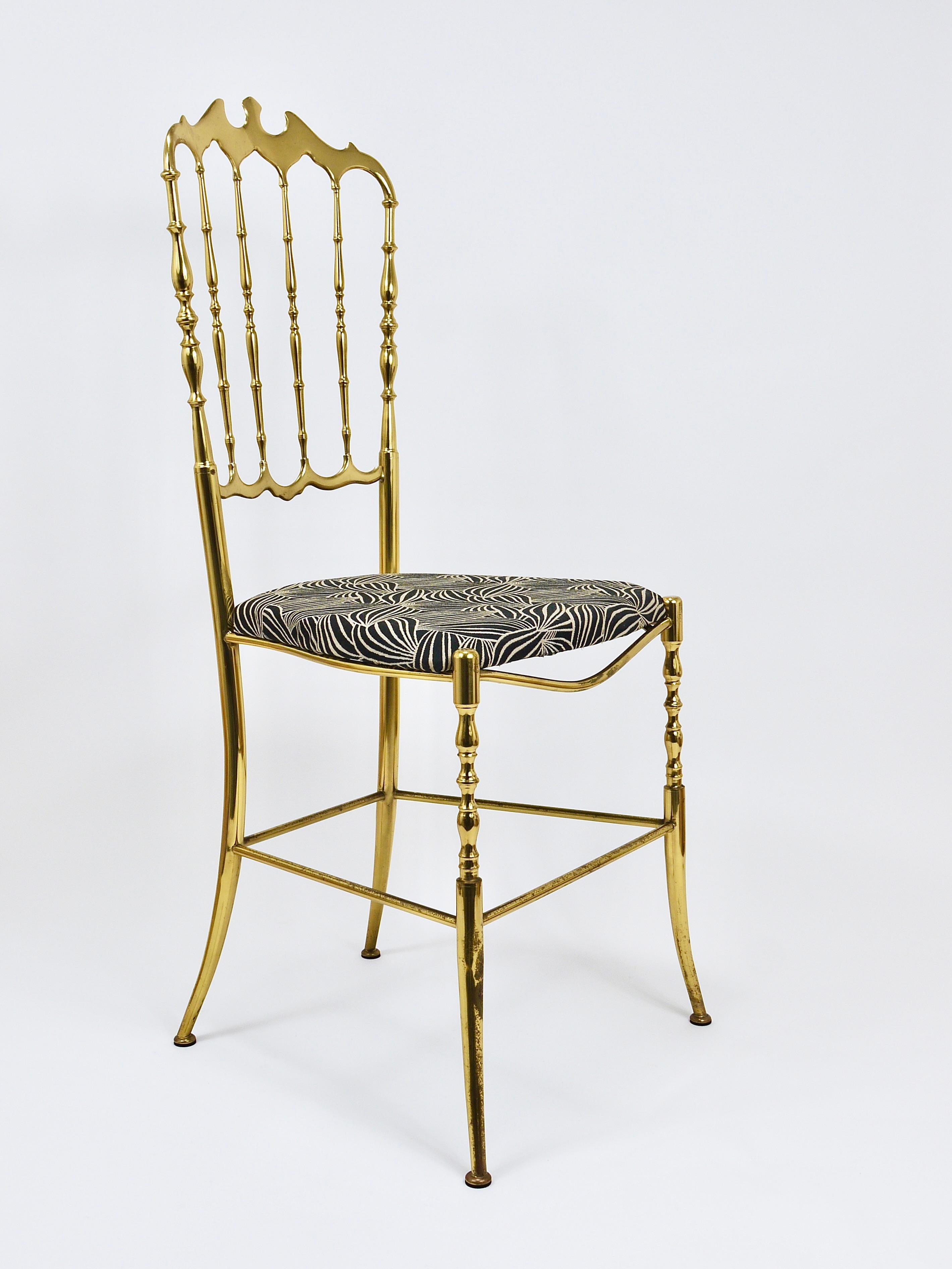 A charming and elegant Hollywood Regency-style Chiavarina chair from the 1950s. The design is based on the original 19th-century creation by Giuseppe Gaetano Descalzi from the Italian town of Chiavari. This distinctive chair is made of polished