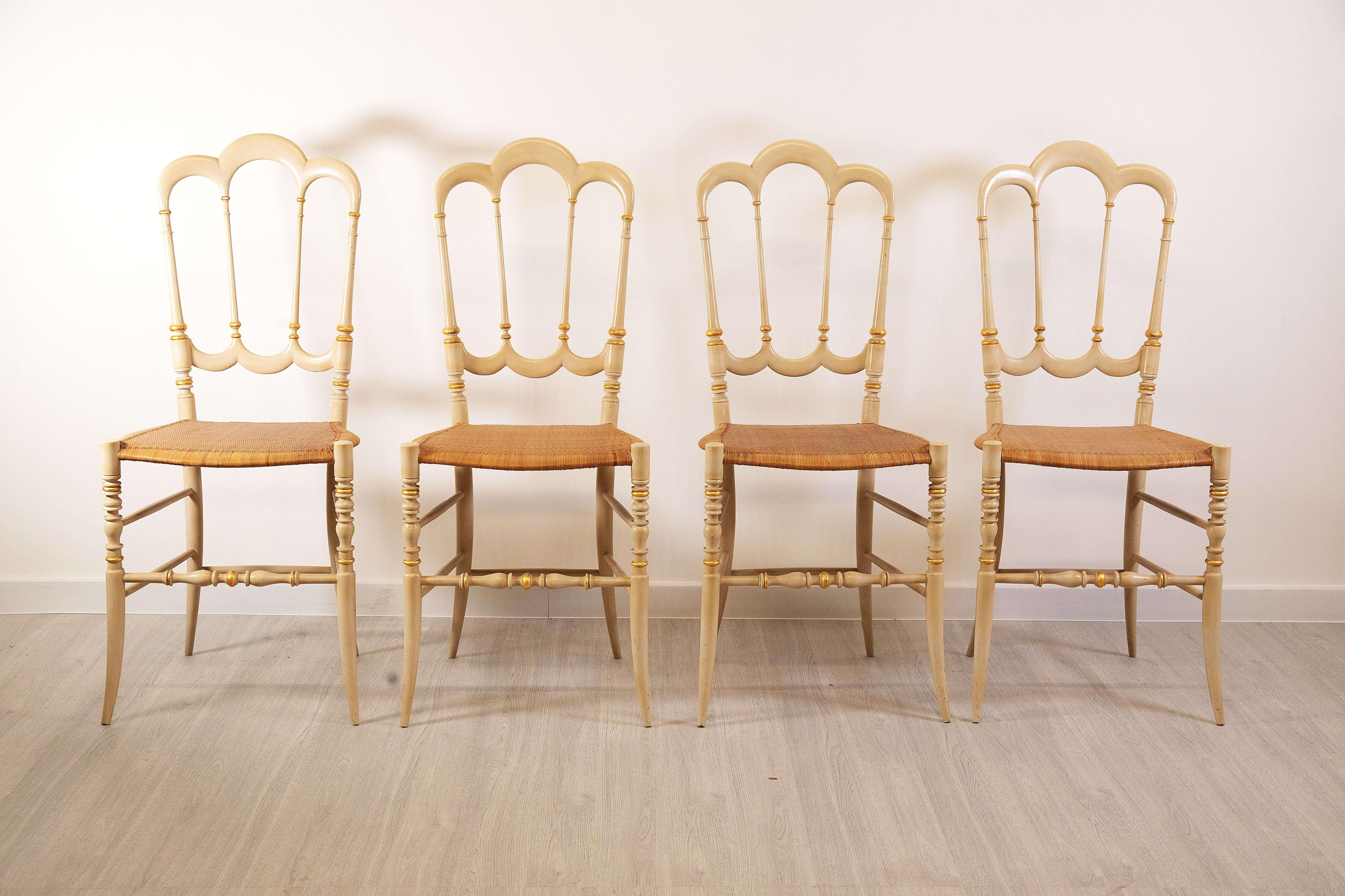 Ensemble de 4 chaises Chiavari, Italie, années 1940 - Fabrication élégante et légère.
Ensemble iconique de quatre chaises Chiavari originales des années 1940, en bois laqué avec une assise en paille de Vienne tissée à la main. Le design raffiné et