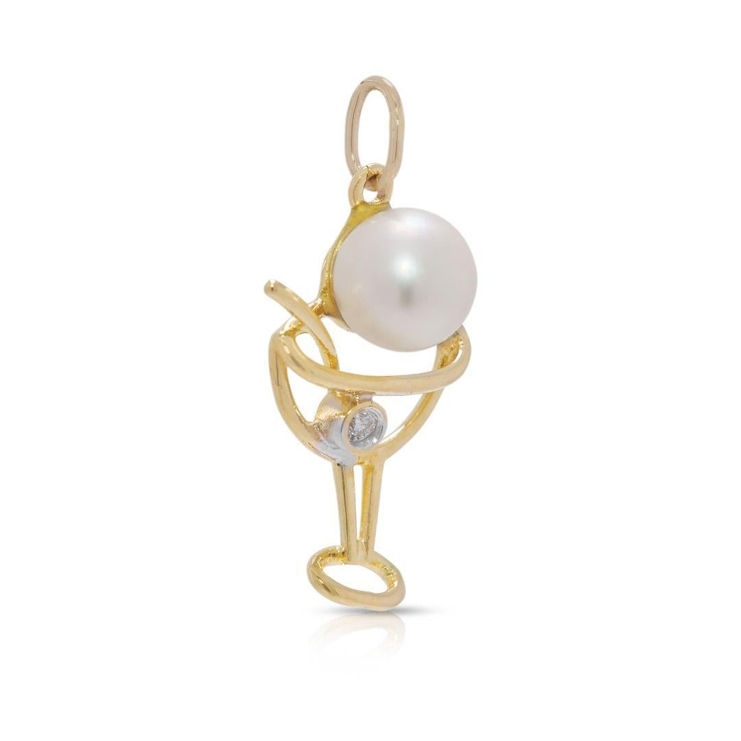 Adorn your neckline with this chic cocktail design pendant, a perfect blend of classic elegance and contemporary style, meticulously crafted in radiant 18K yellow gold. At its heart hangs a luminous 5.55mm round Akoya pearl, boasting a delicate