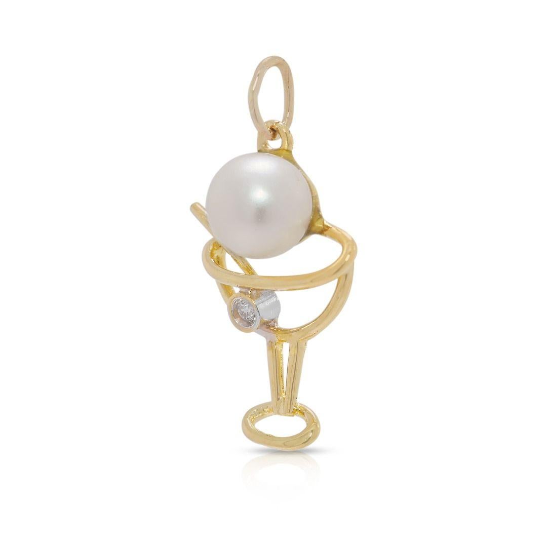 Chic 0.01ct Natural Diamond & Akoya Pearl 18K Yellow Gold Cocktail Pendant (Rundschliff) im Angebot