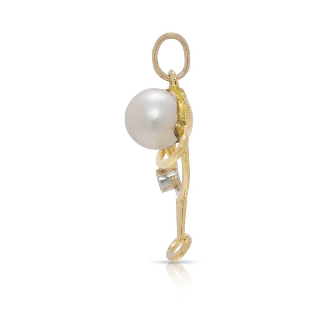 Chic 0.01ct Natural Diamond & Akoya Pearl 18K Yellow Gold Cocktail Pendant im Zustand „Hervorragend“ im Angebot in רמת גן, IL