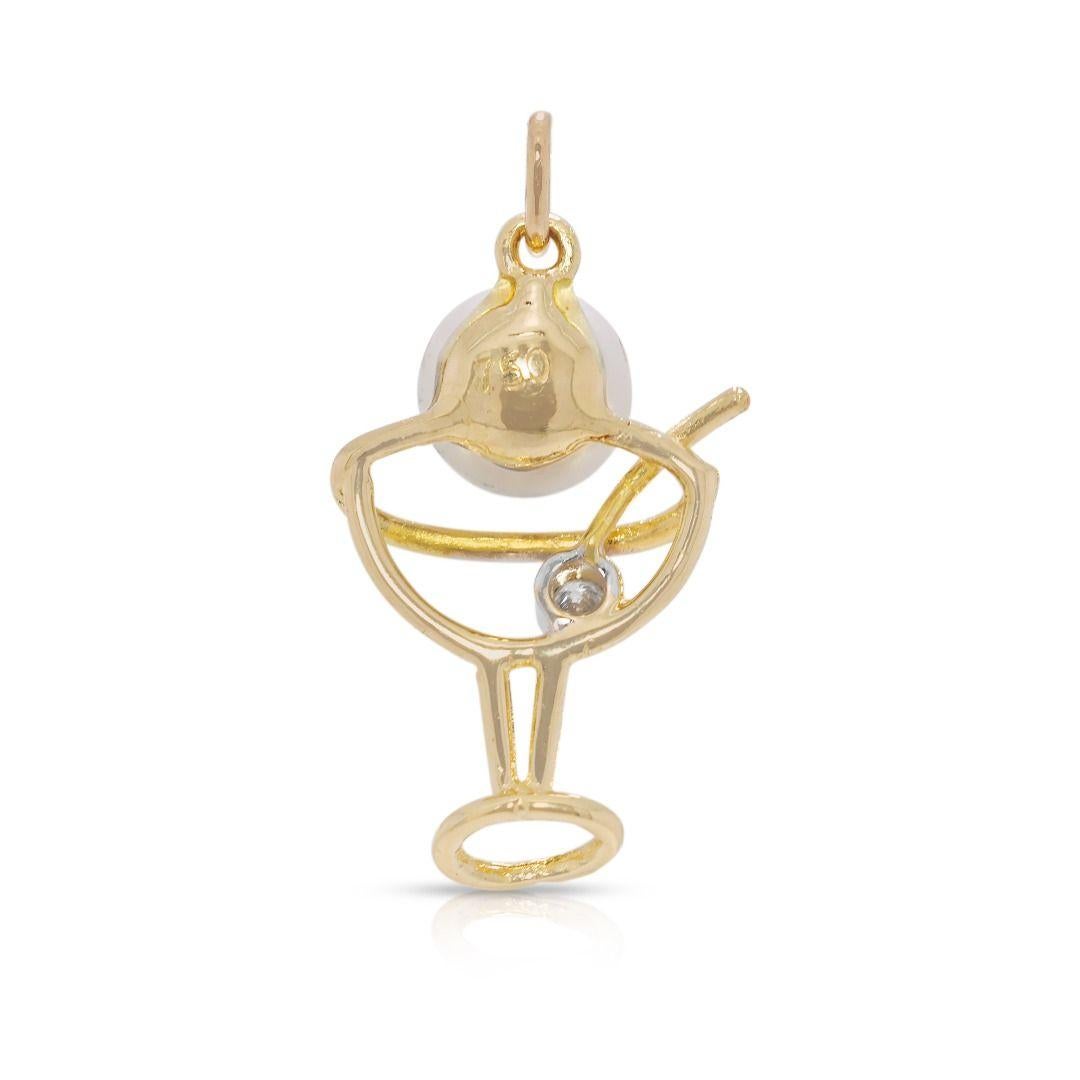 Chic 0.01ct Natural Diamond & Akoya Pearl 18K Yellow Gold Cocktail Pendant für Damen oder Herren im Angebot