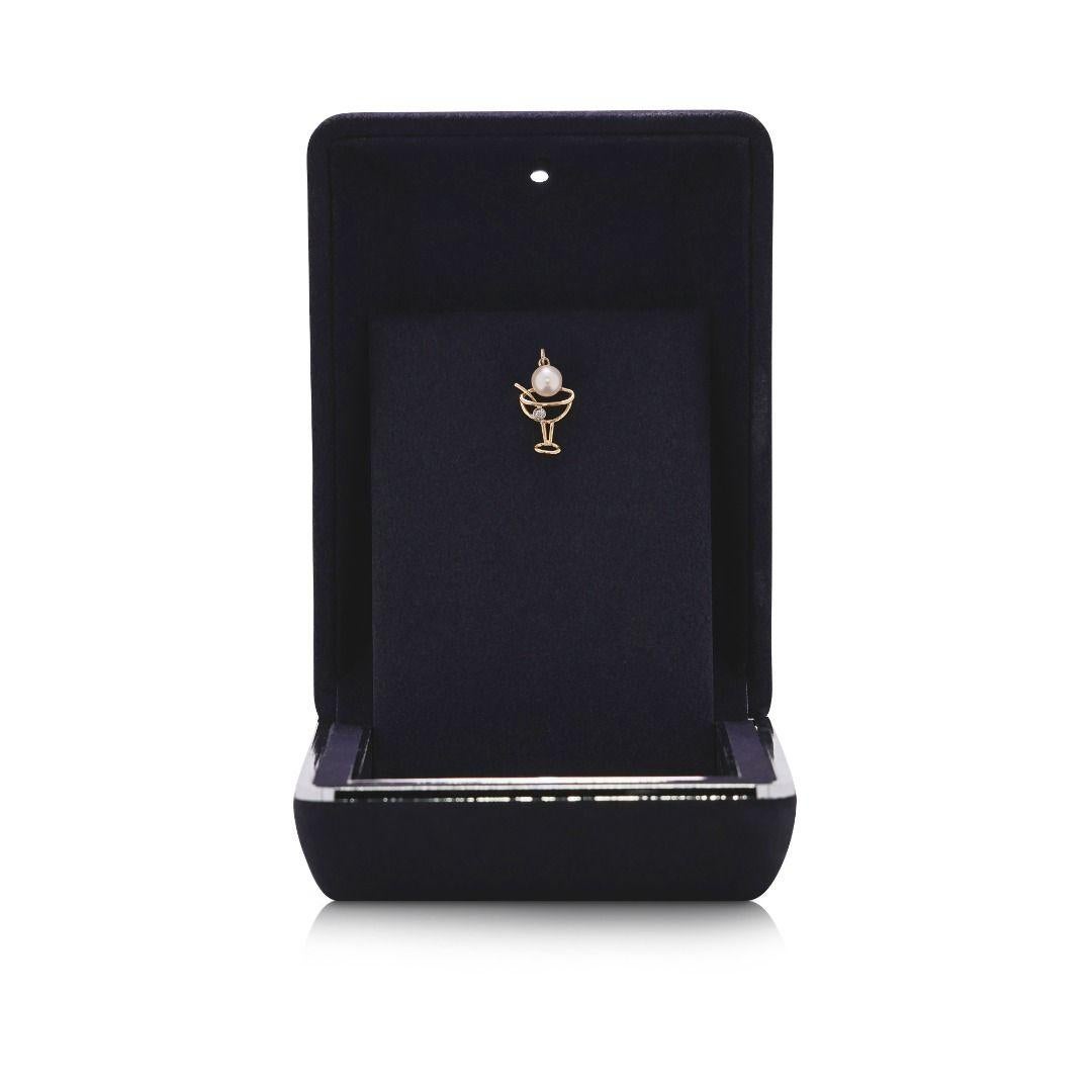 Chic 0.01ct Natural Diamond & Akoya Pearl 18K Yellow Gold Cocktail Pendant im Angebot 1