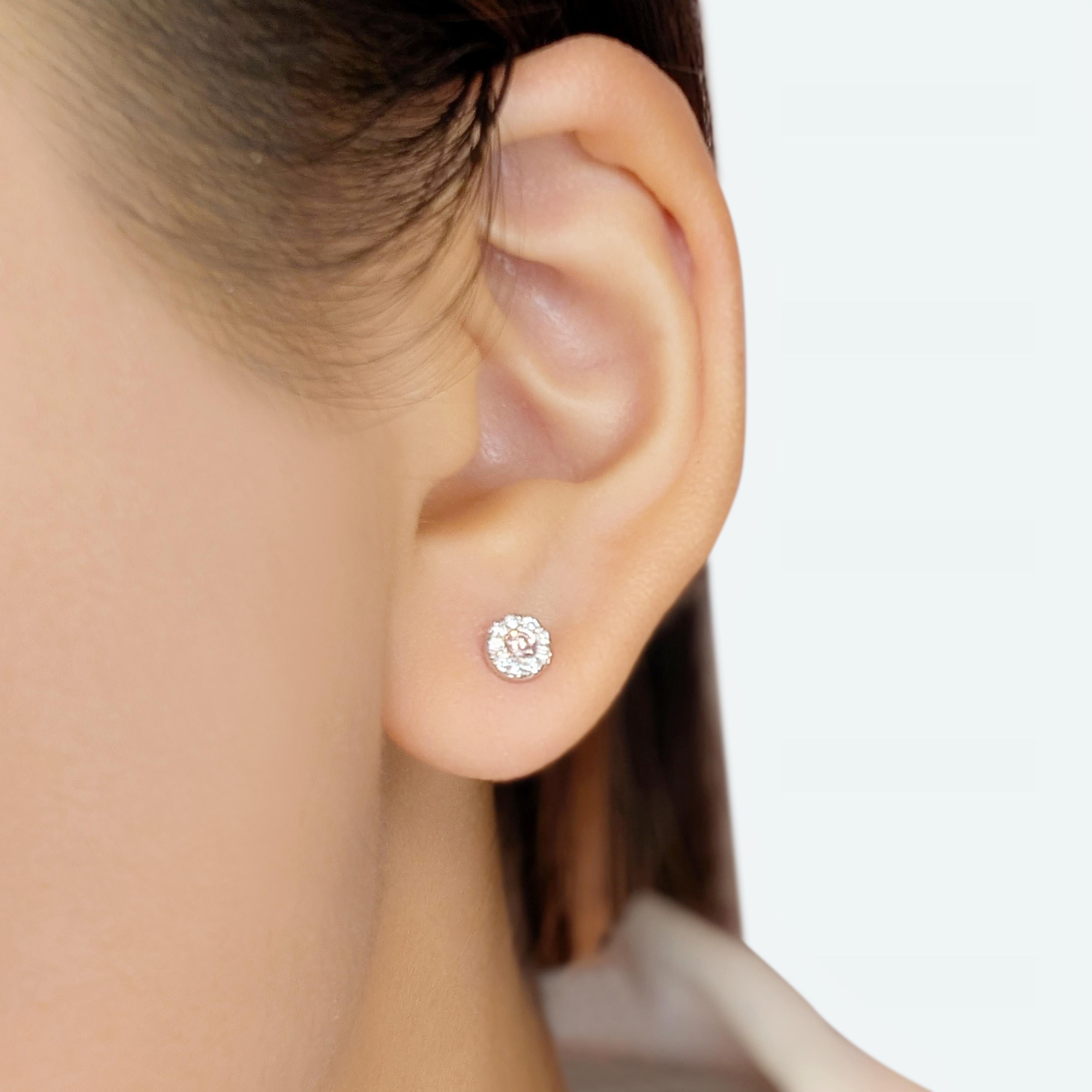 Ces exquises boucles d'oreilles, réalisées dans un luxueux or blanc 18 carats, présentent un design moderne et élégant. Chaque boucle d'oreille est ornée d'un magnifique diamant naturel de taille ronde et brillant de couleur rose fantaisie, d'un