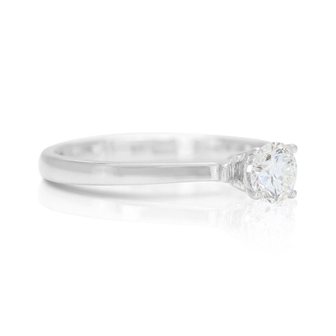 Round Cut Chic 0.31ct Solitaire Ring with Heart-detail in 18K White Gold For Sale