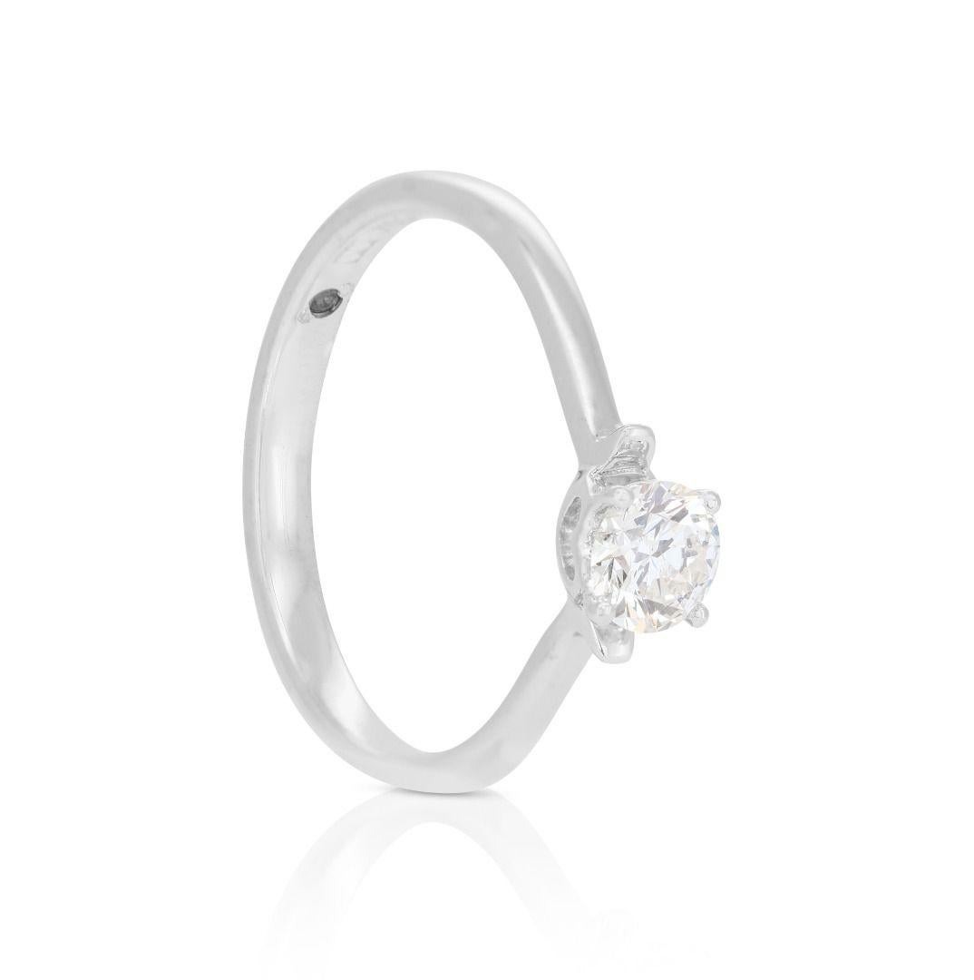 Chic 0.31ct Solitaire Ring with Heart-detail in 18K White Gold In New Condition For Sale In רמת גן, IL