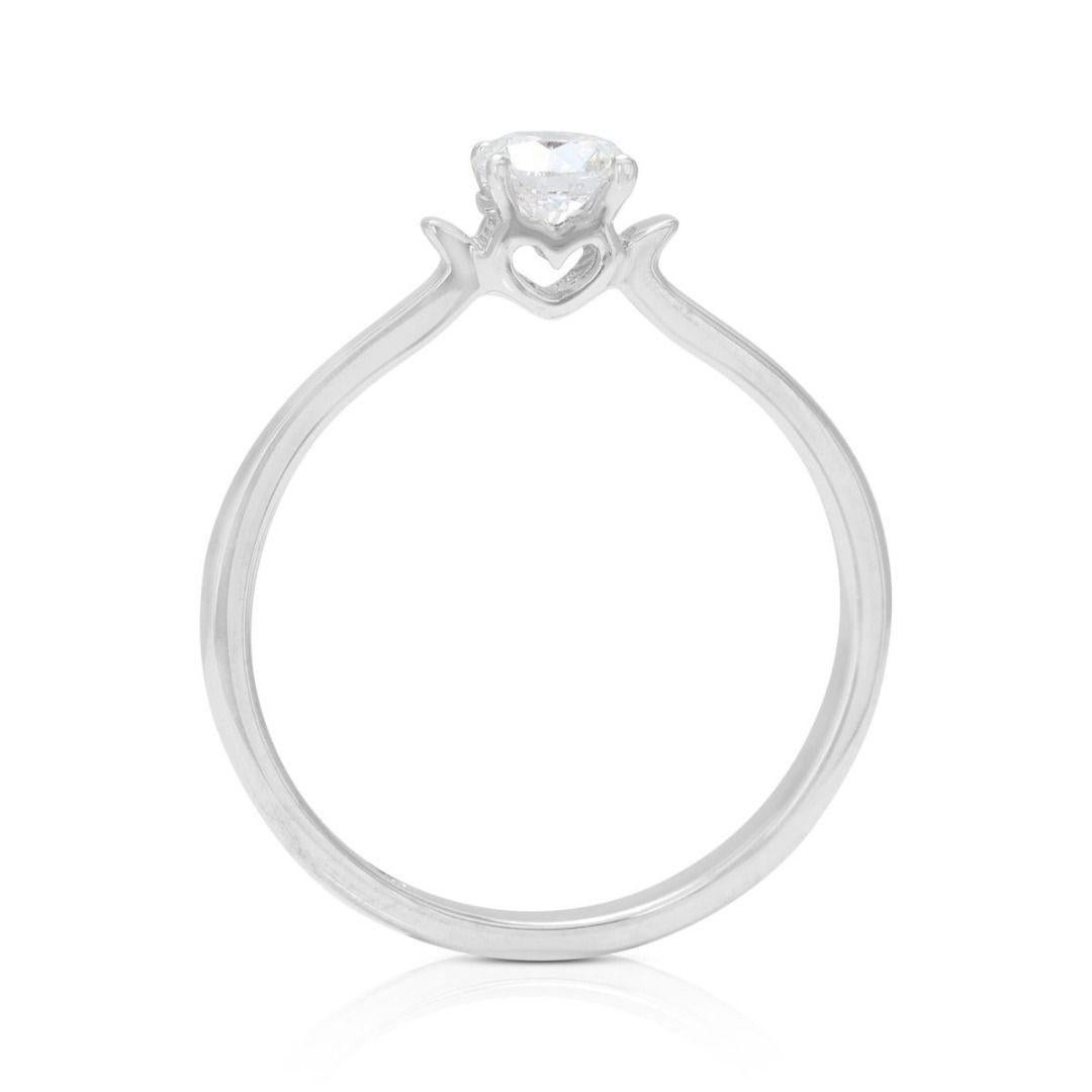 Chic 0.31ct Solitaire Ring with Heart-detail in 18K White Gold For Sale 1