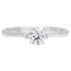 Bague solitaire chic avec détail en forme de cœur en or blanc 18 carats 0,31 ct