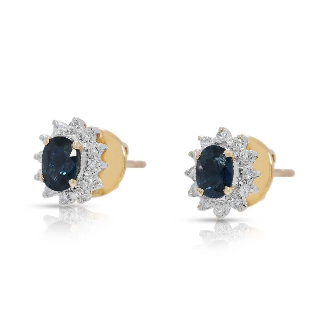 Chic 0.60ct Sapphire & Natural Diamond 18K Two-Toned Gold Cluster Stud Earrings en Excelente estado para la venta en רמת גן, IL