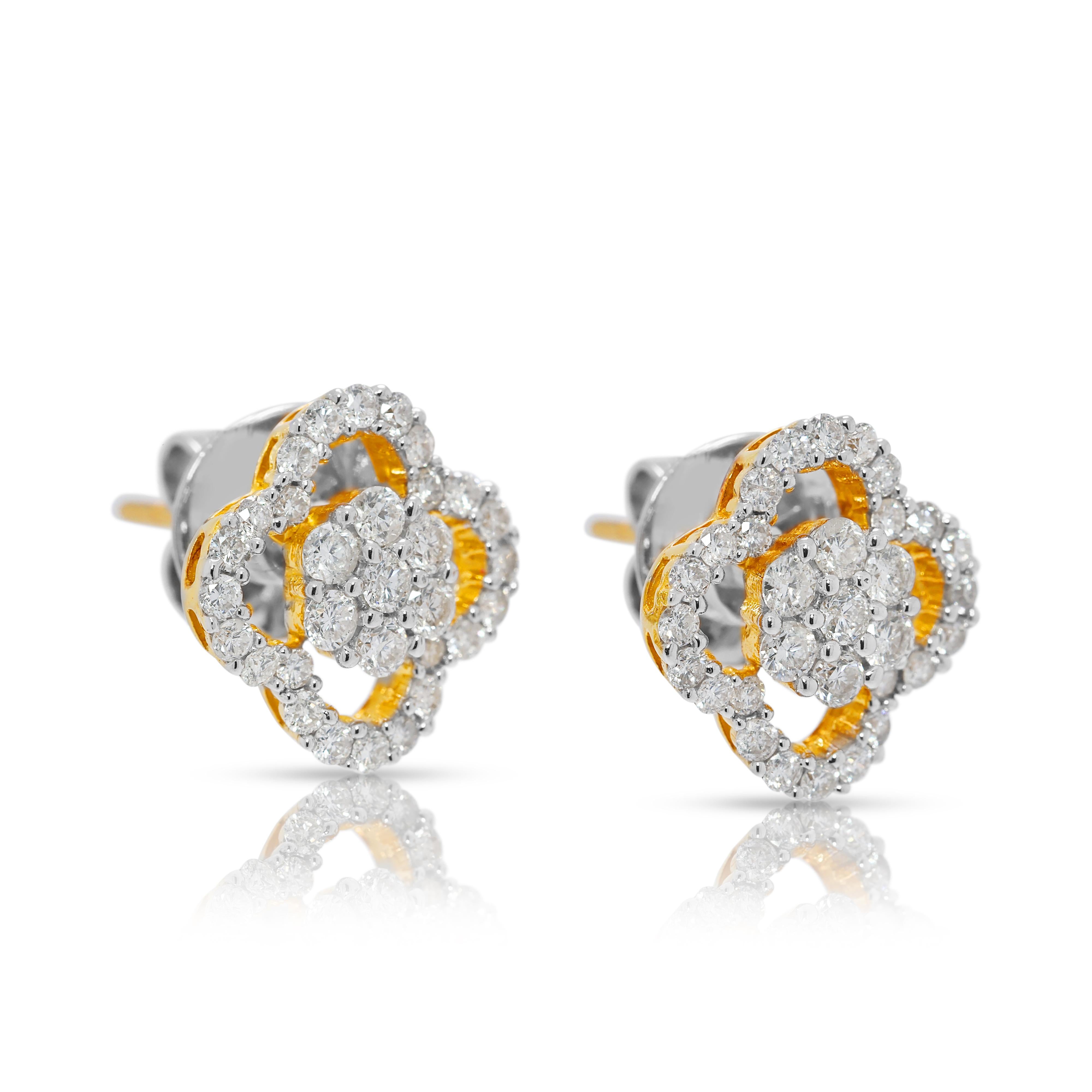 Taille ronde Boucles d'oreilles chic en or jaune 18 carats avec trèfle et diamant naturel de 0,61 ct. en vente