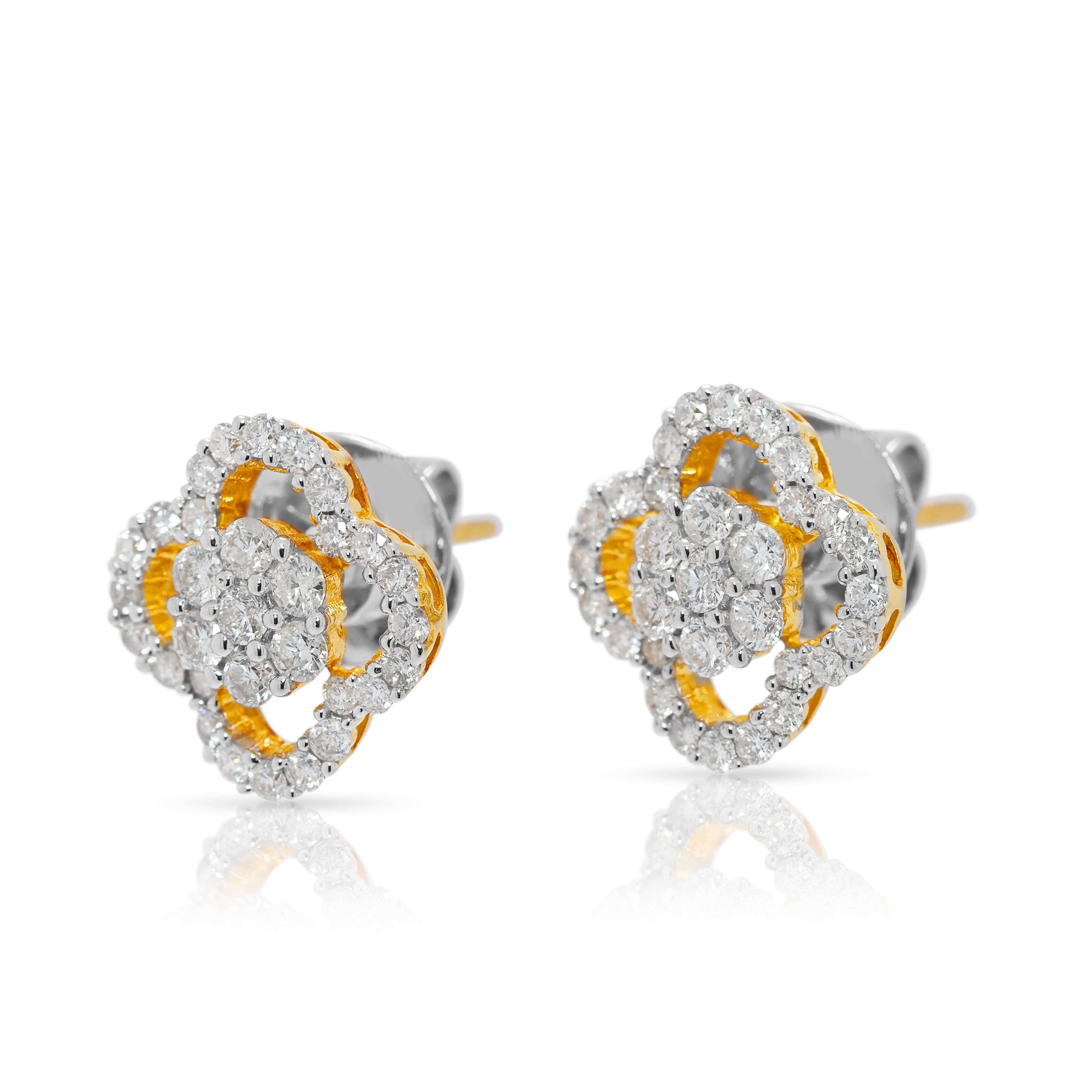 Boucles d'oreilles chic en or jaune 18 carats avec trèfle et diamant naturel de 0,61 ct. Excellent état - En vente à רמת גן, IL