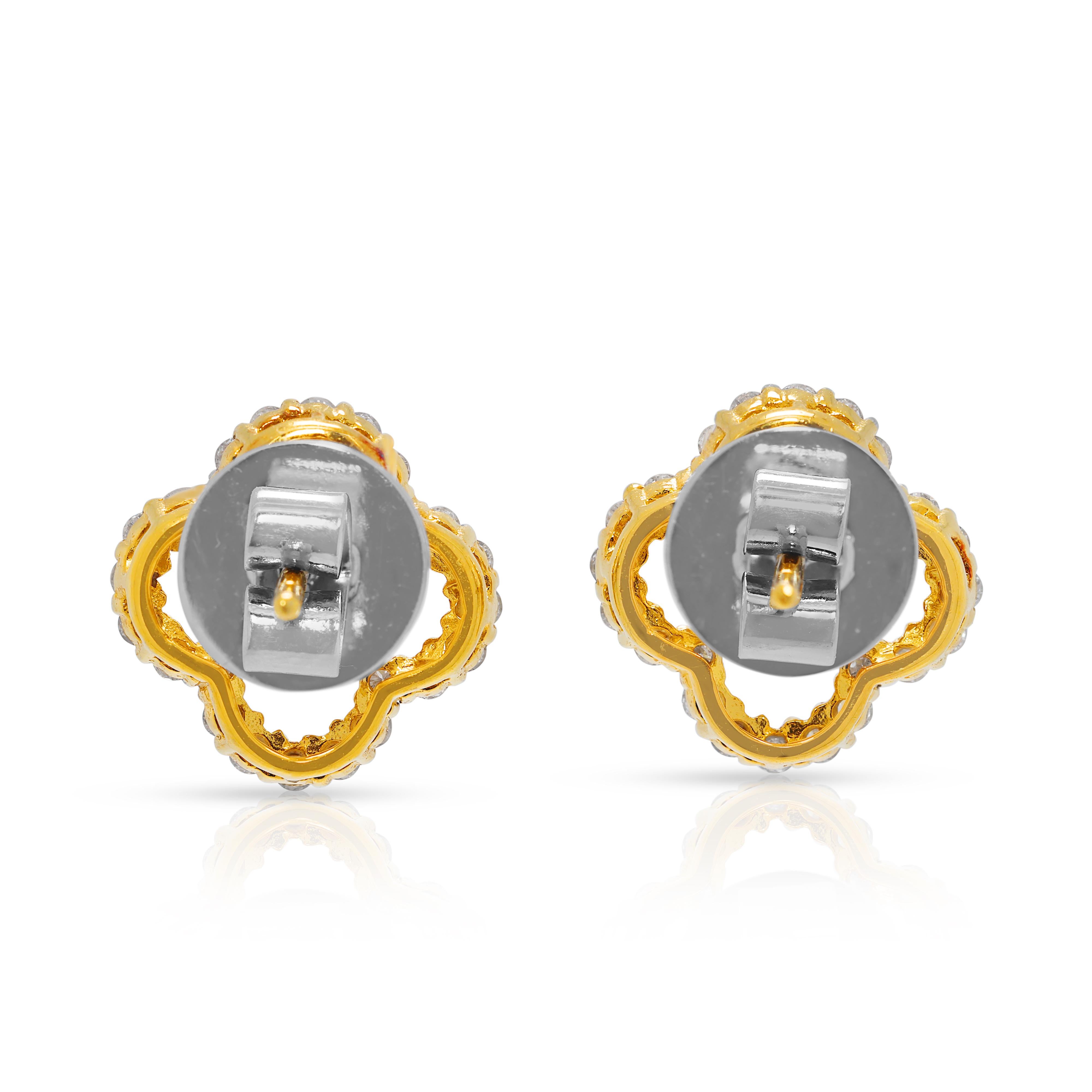 Boucles d'oreilles chic en or jaune 18 carats avec trèfle et diamant naturel de 0,61 ct. en vente 1