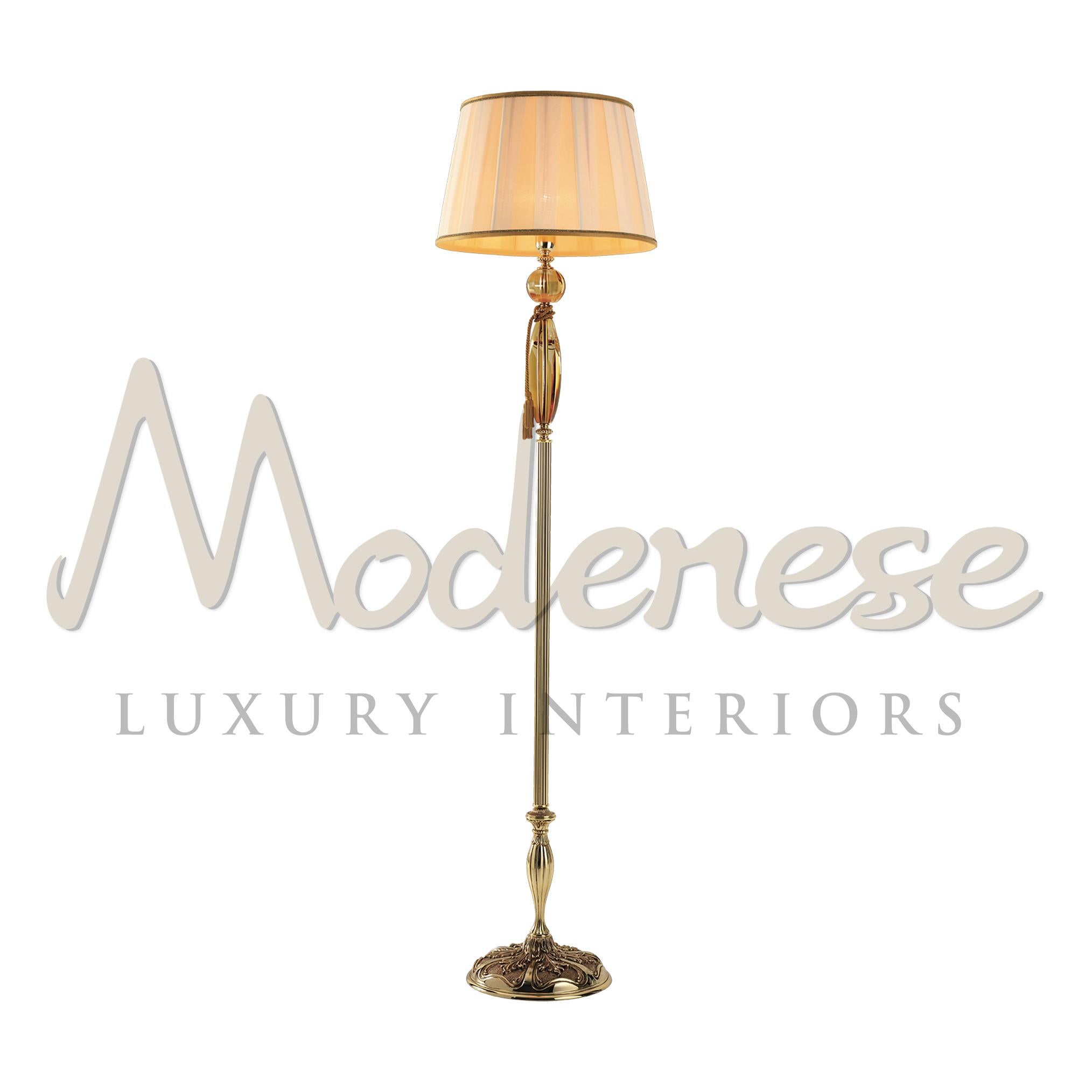 Ce lampadaire sur mesure ajoutera de la grâce aux intérieurs de style classique, traditionnel ou contemporain de votre demeure royale. Ce modèle de Modenese Luxury Interiors associe des matériaux français en laiton doré brillant et en cristal ambré.