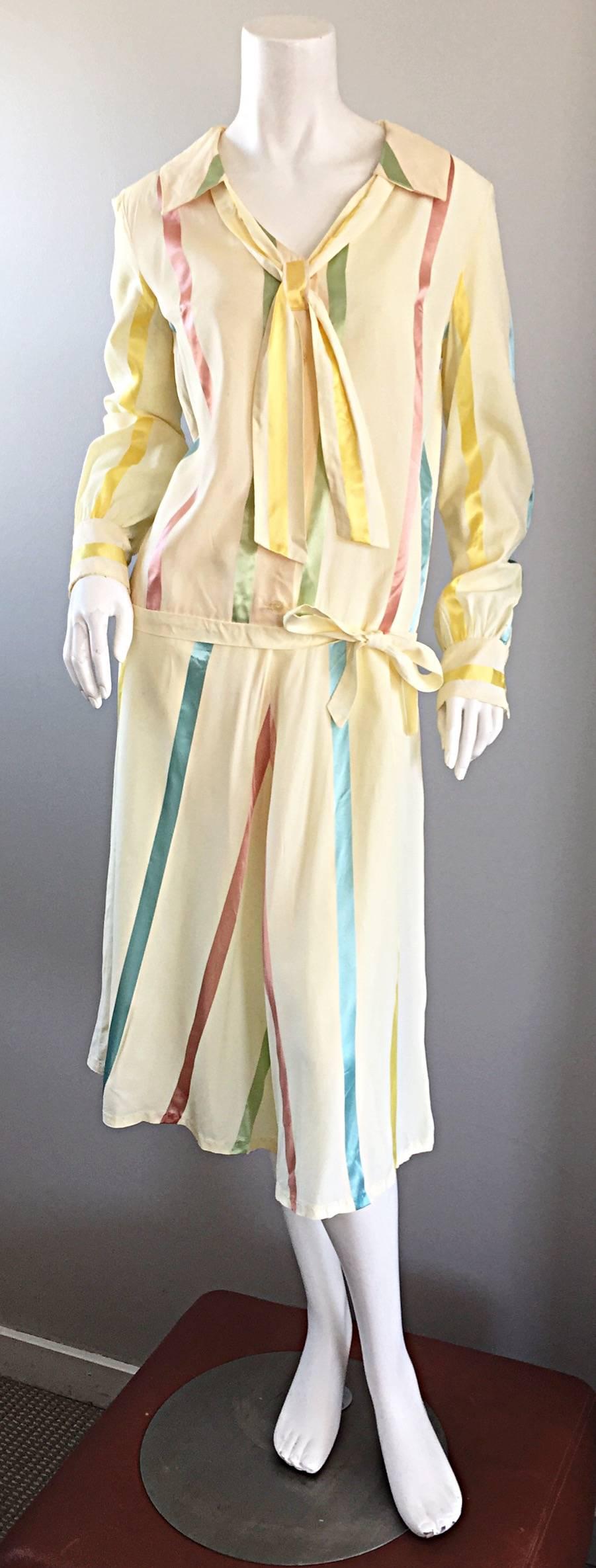 Chic 1920er Jahre Elfenbeinfarbenes ' Candy Stripe ' Seidenkleid mit fallender Taille Vintage 20er Jahre (Beige) im Angebot