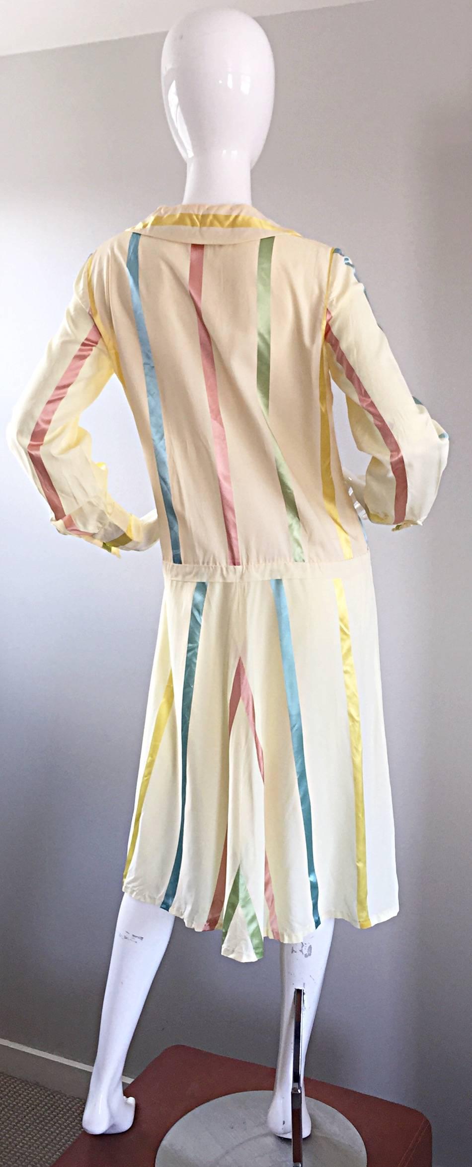 Robe de jour vintage chic en soie ivoire à rayures bonbons et taille tombante, années 1920 Pour femmes en vente