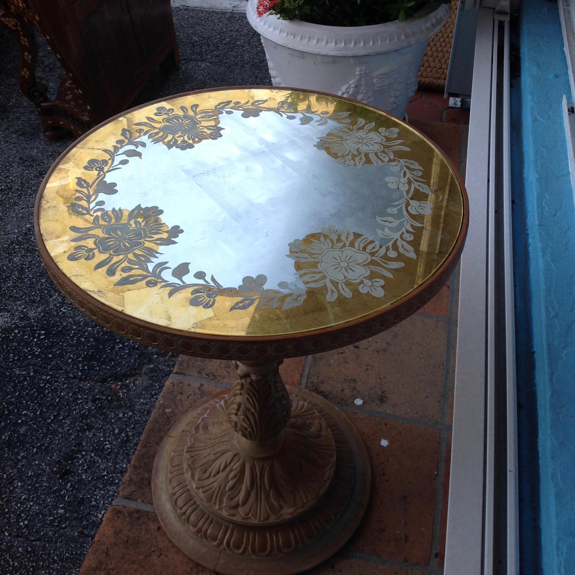 Chic 1940s Reverse Painted Table In Good Condition In West Palm Beach, FL