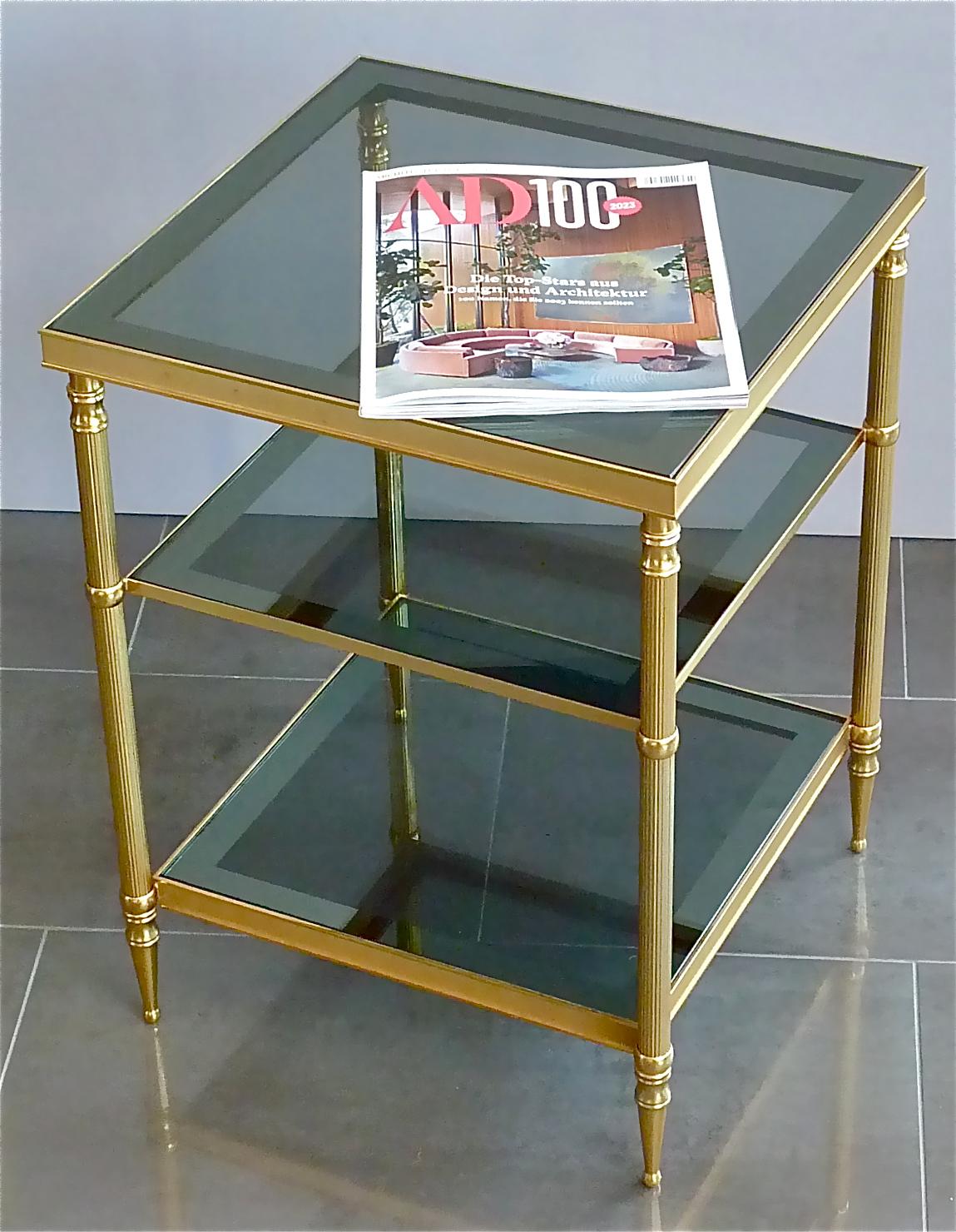 Chic and elegant French Maison Baguès gilt brass and mirrored glass side, sofa, couch or end table, Paris France circa 1950-1960. The heavy and high quality side table comparable to Maison Jansen and Maison Charles is 54 cm / 21.26 inches tall, 40