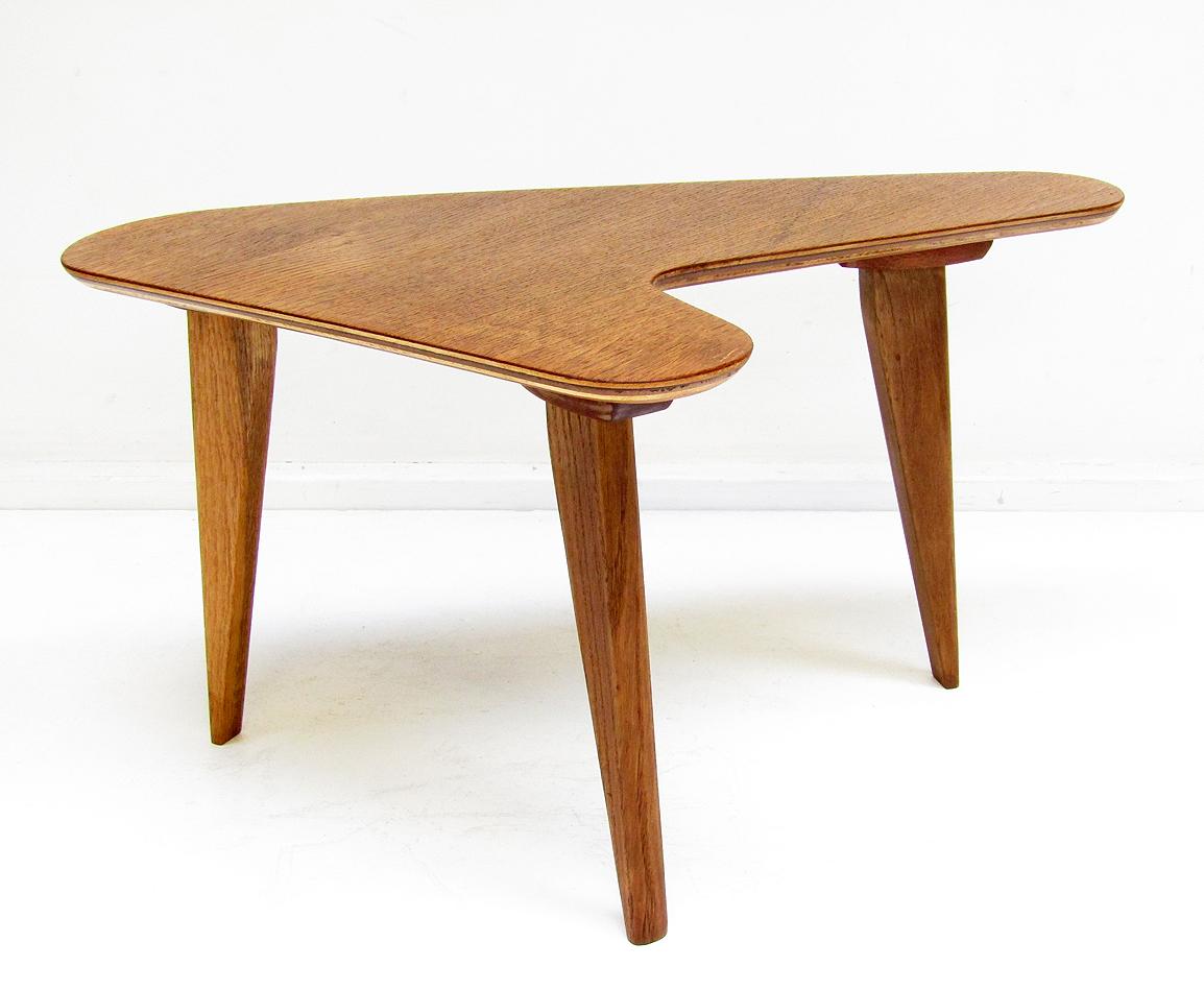 A small, 1960s artist's palette side table in oak and ply.

It is a striking modernist design. The oak-veneered ply surface rests on three tapered, solid oak legs.

It has been carefully restored and refinished with Osmo hardwax. It is in
