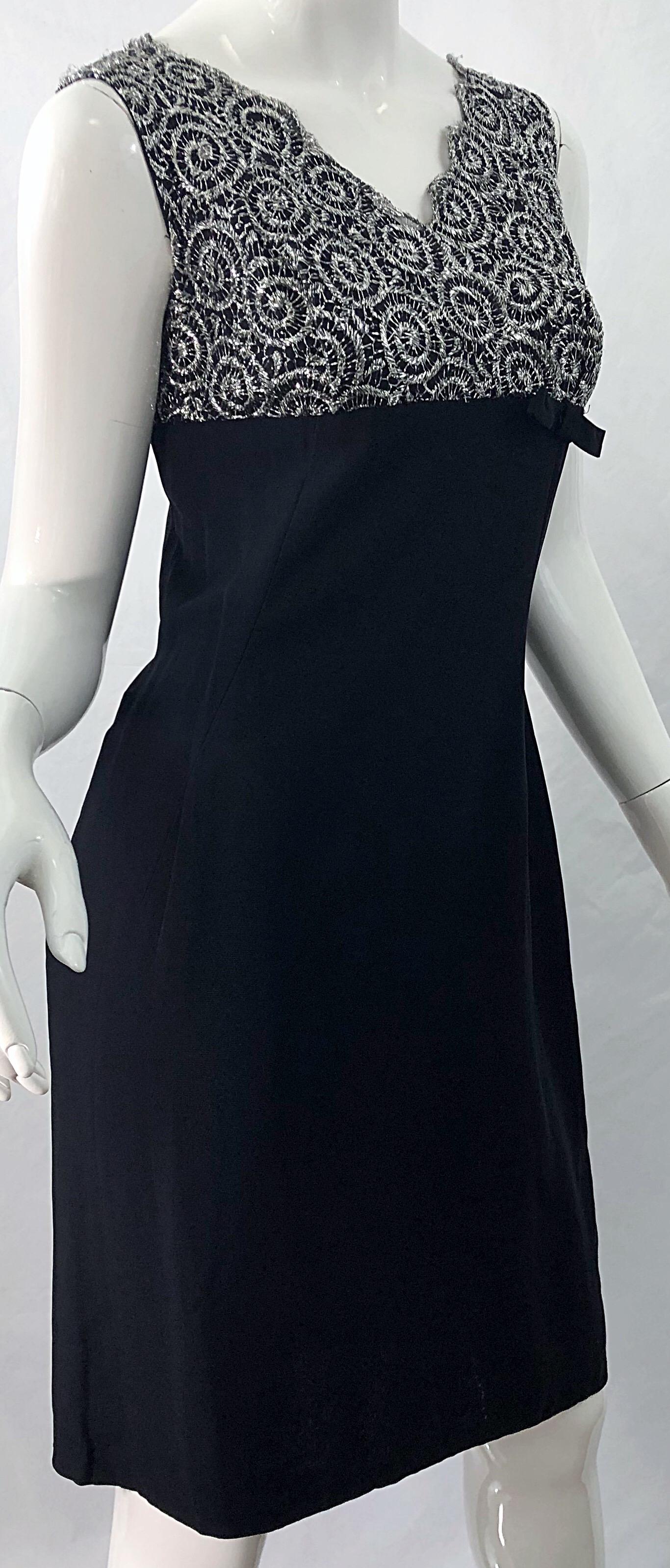 Robe fourreau chic vintage en crêpe de rayonne et dentelle noire et argentée métallisée (années 1960) Pour femmes en vente