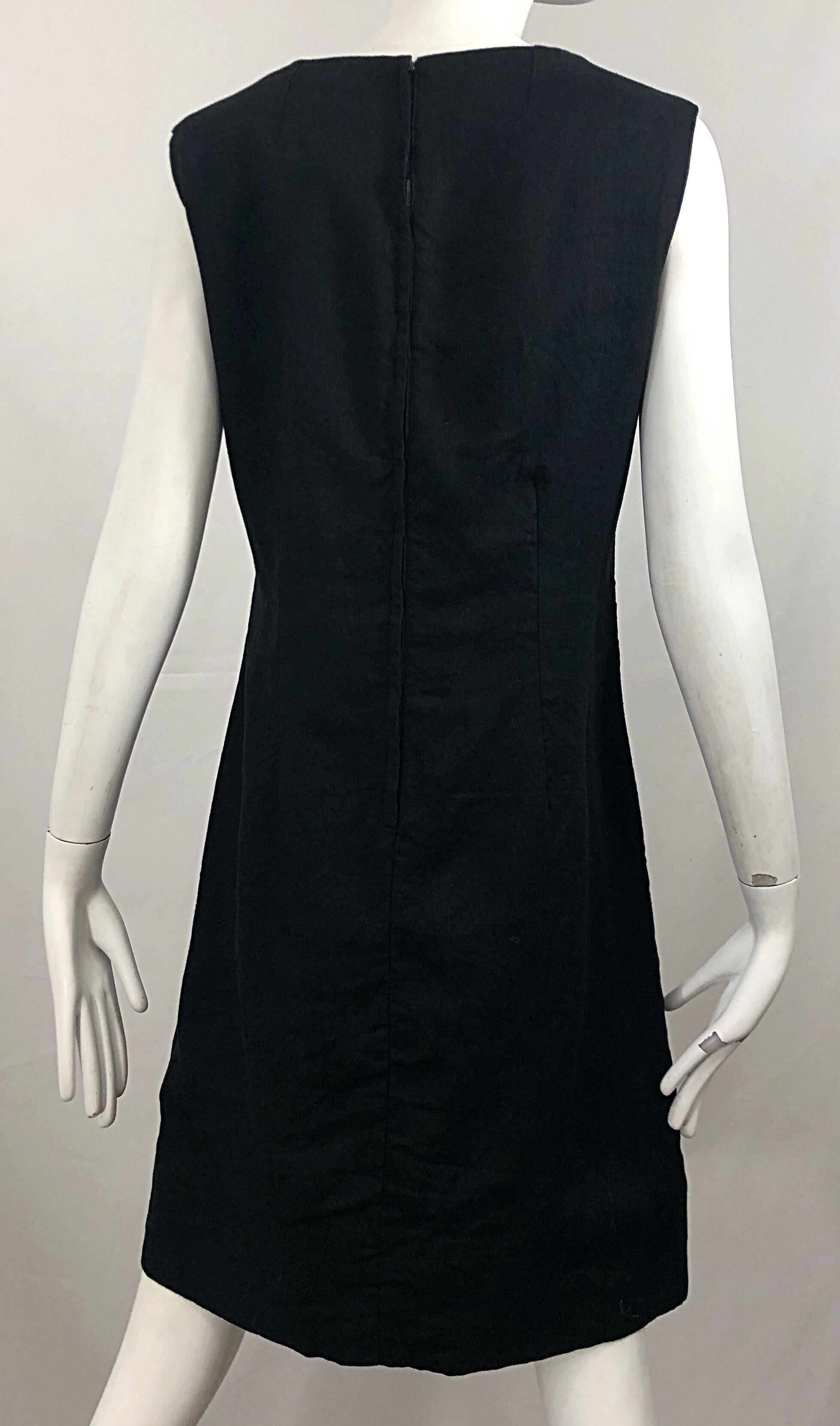 Chic 1960s Black and White Embroidered Puerto Rican Vintage Linen Shift Dress For Sale 3